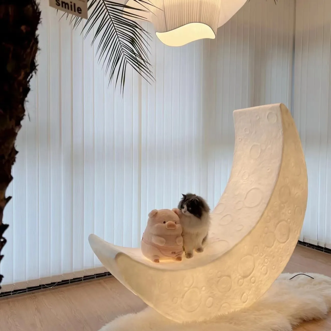 Дизайнерский напольный светильник в форме луны с рельефной поверхностью и на металлической стойке SONNI B