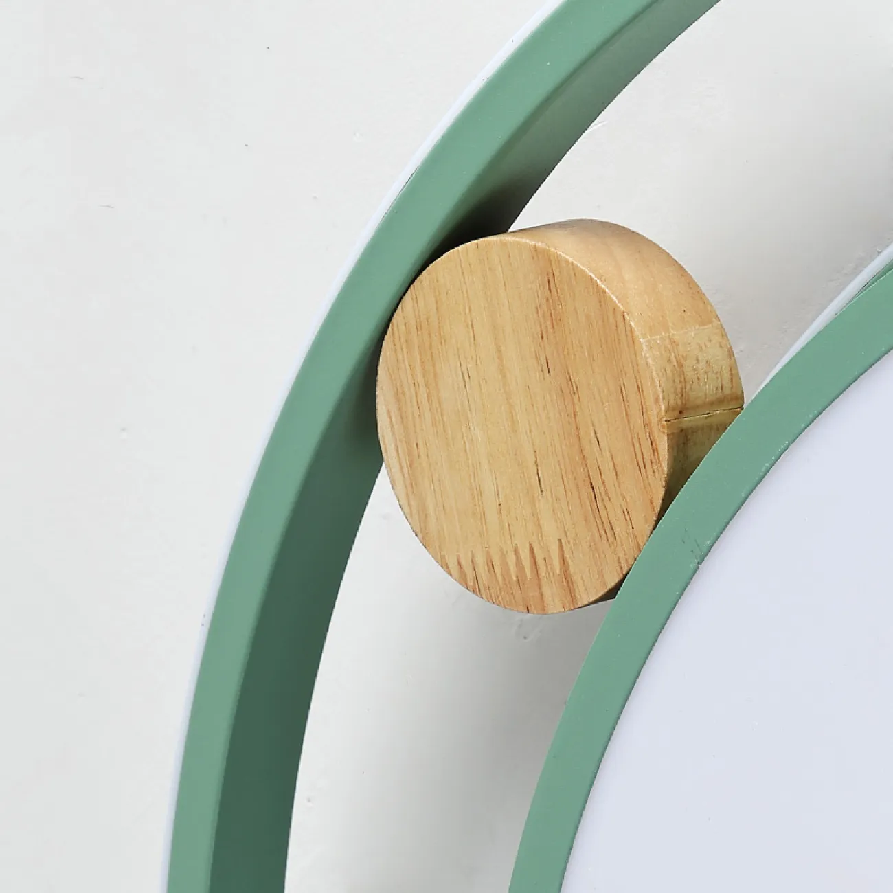 Серия потолочных светодиодных светильников со светящимися кольцами и декором из светлого дерева NILMAR L65 Green Серия потолочных светодиодных светильников со светящимися кольцами и декором из светлого дерева NILMAR L65 Green