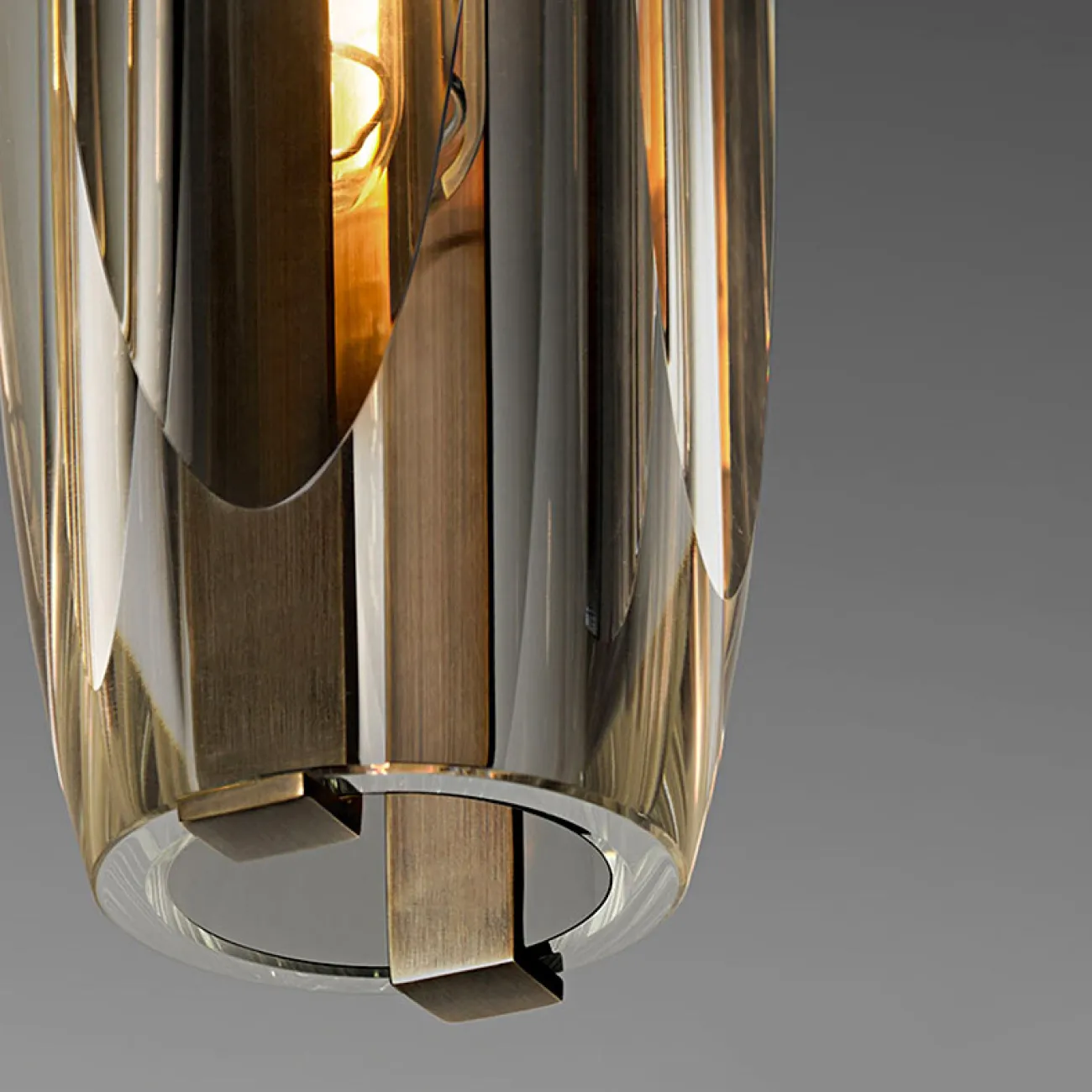 Готовая комбинация подвесных светильников c тремя вытянутыми цилиндрическими плафонами из ограненного хрусталя К9 ERFURT TRIO Готовая комбинация подвесных светильников c тремя вытянутыми цилиндрическими плафонами из ограненного хрусталя К9 ERFURT TRIO