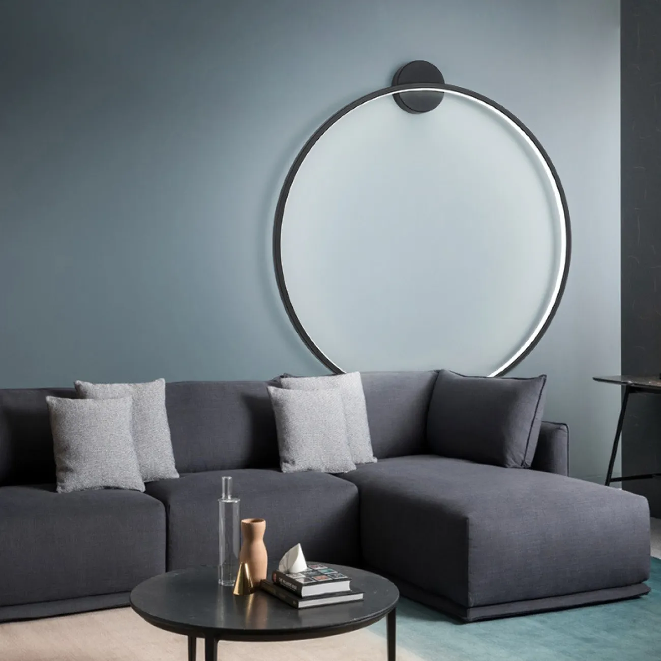 Серия настенных светильников в виде черных металлический колец разного диаметра с LED-подсветкой по контуру корпуса с круглым креплением GUARD B D80 4000К