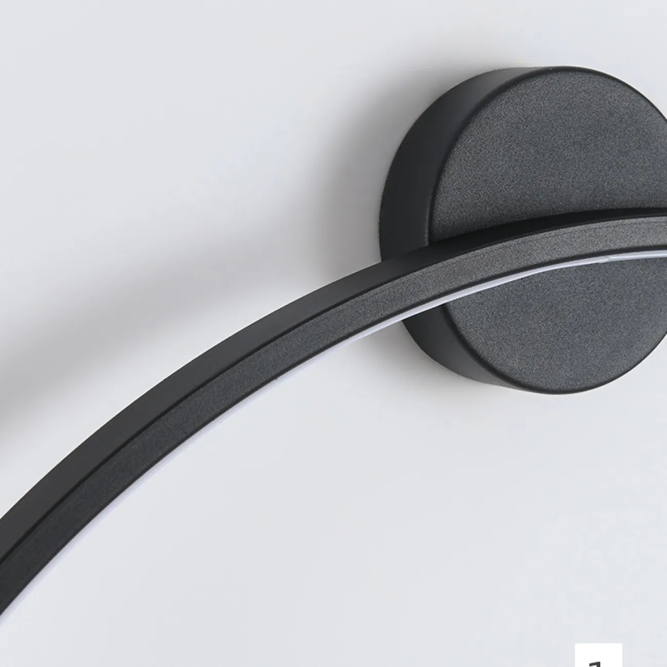 Серия настенных светильников в виде черных металлический колец разного диаметра с LED-подсветкой по контуру корпуса с круглым креплением GUARD B D80 4000К