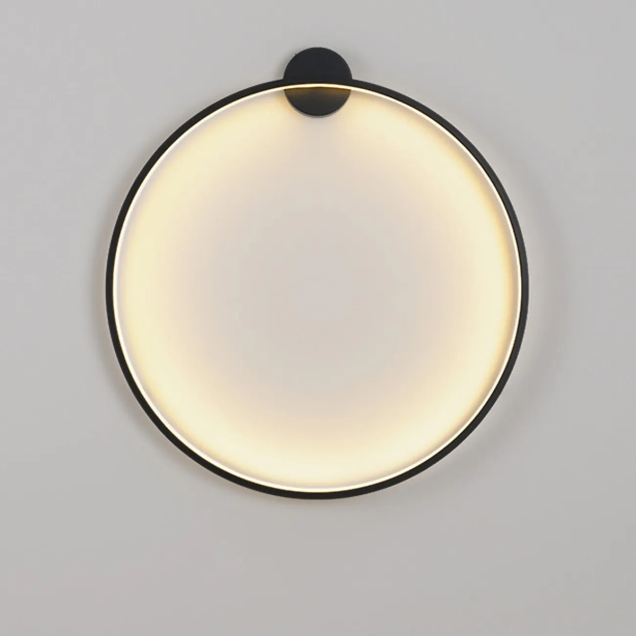 Серия настенных светильников в виде черных металлический колец разного диаметра с LED-подсветкой по контуру корпуса с круглым креплением GUARD B D80 4000К
