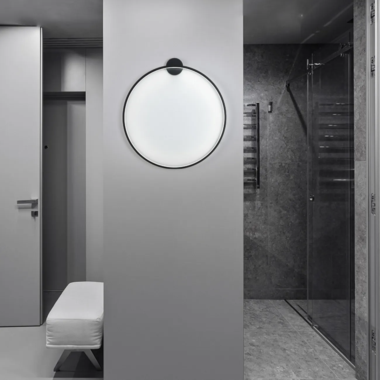 Серия настенных светильников в виде черных металлический колец разного диаметра с LED-подсветкой по контуру корпуса с круглым креплением GUARD B D80 4000К