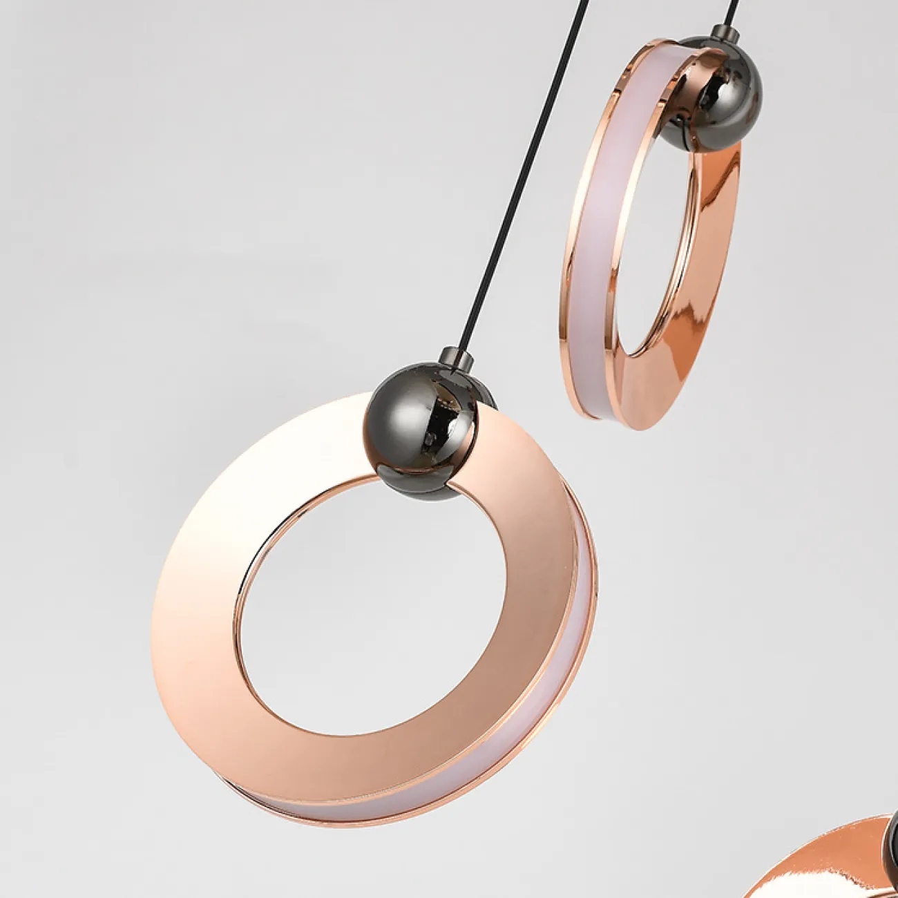 Готовая комбинация подвесных светильников с кольцевидными плафонами с белыми матовыми LED-панелями по внешнему контуру корпуса KARI L16 Brown