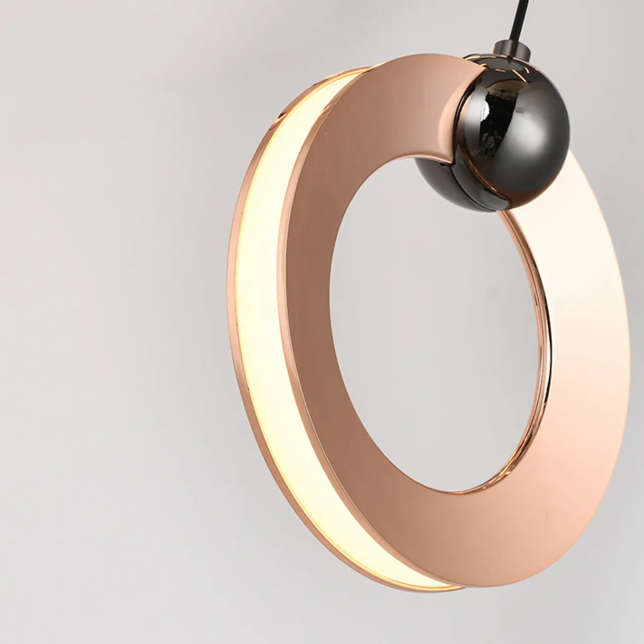 Готовая комбинация подвесных светильников с кольцевидными плафонами с белыми матовыми LED-панелями по внешнему контуру корпуса KARI L16 Brown