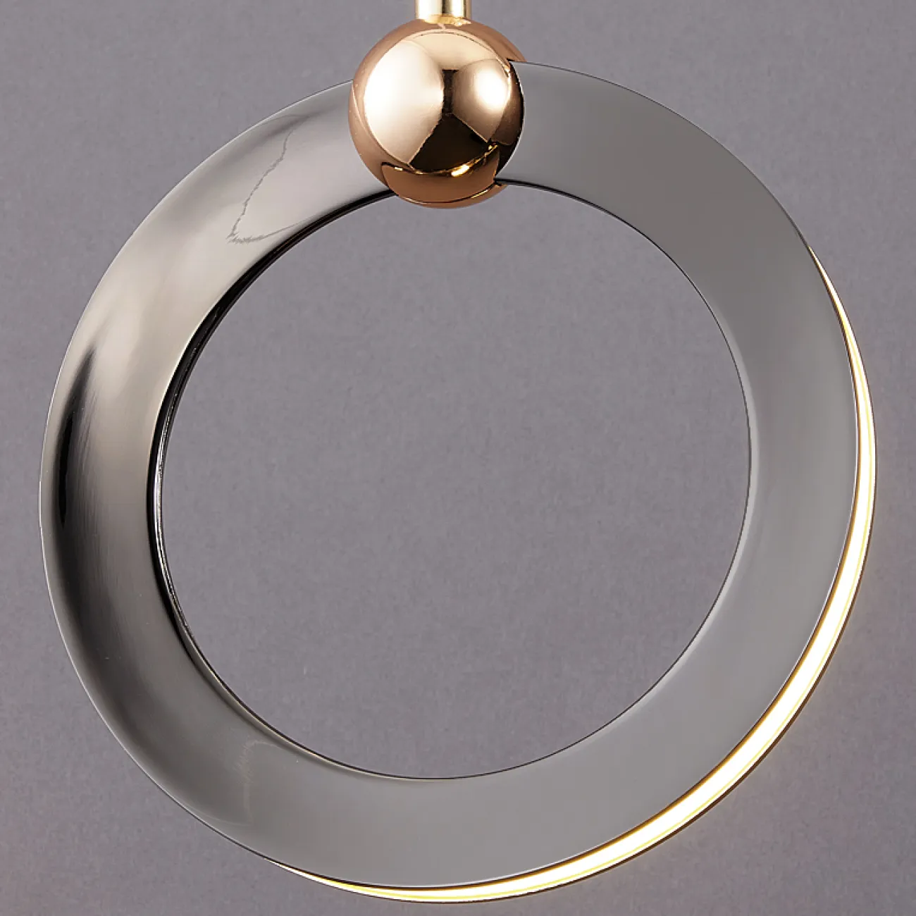 Готовая комбинация подвесных светильников с кольцевидными плафонами с белыми матовыми LED-панелями по внешнему контуру корпуса KARI L16 Brown