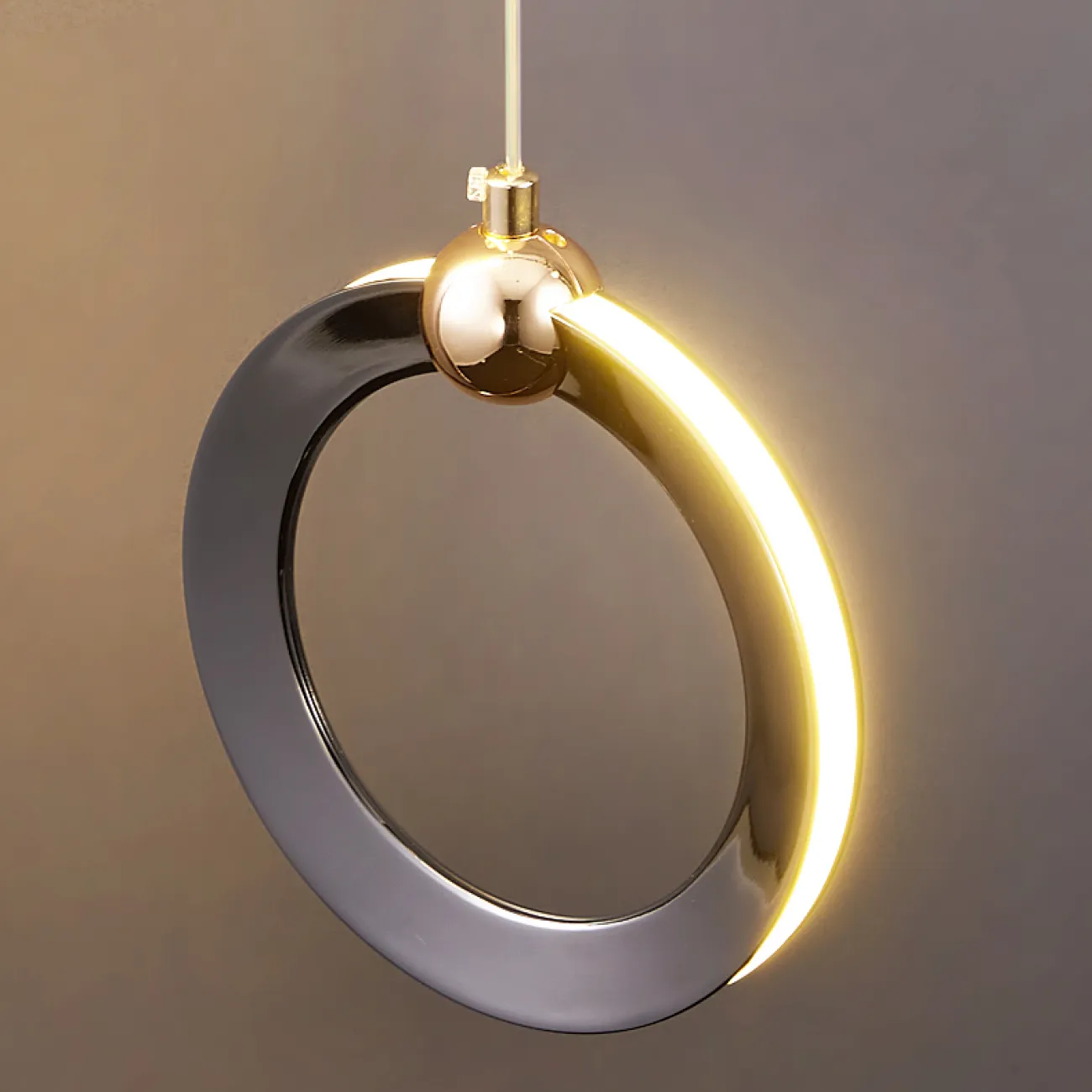 Готовая комбинация подвесных светильников с кольцевидными плафонами с белыми матовыми LED-панелями по внешнему контуру корпуса KARI L16 Brown