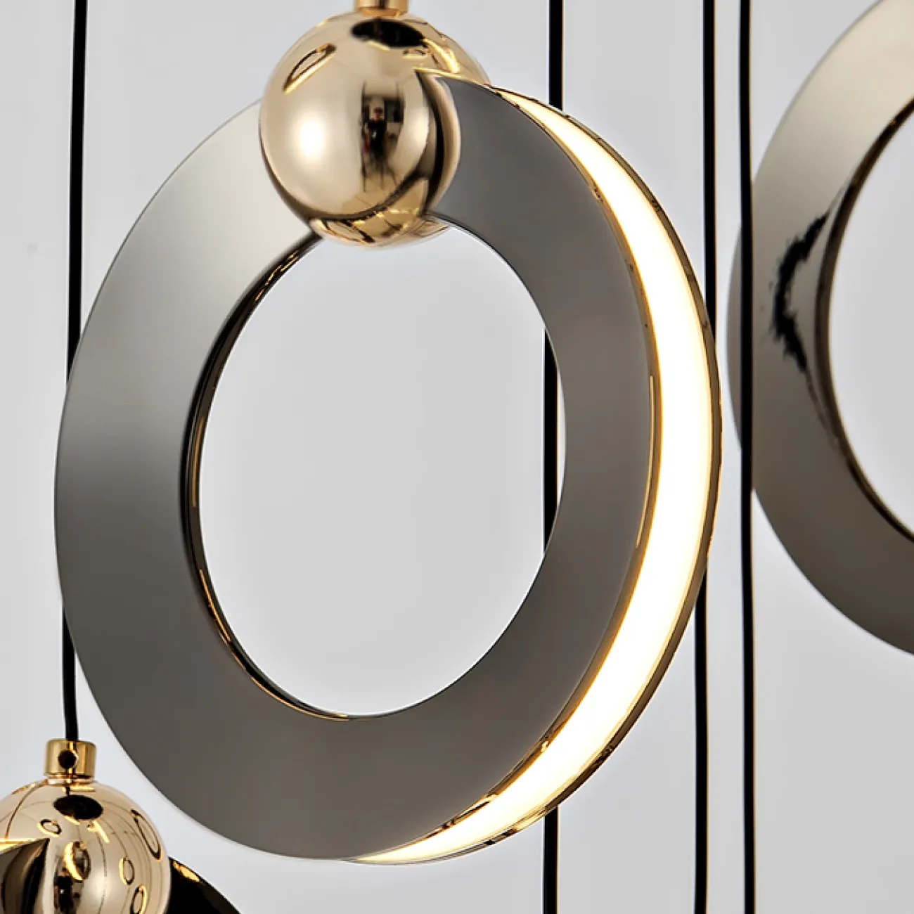 Готовая комбинация подвесных светильников с кольцевидными плафонами с белыми матовыми LED-панелями по внешнему контуру корпуса KARI L16 Brown