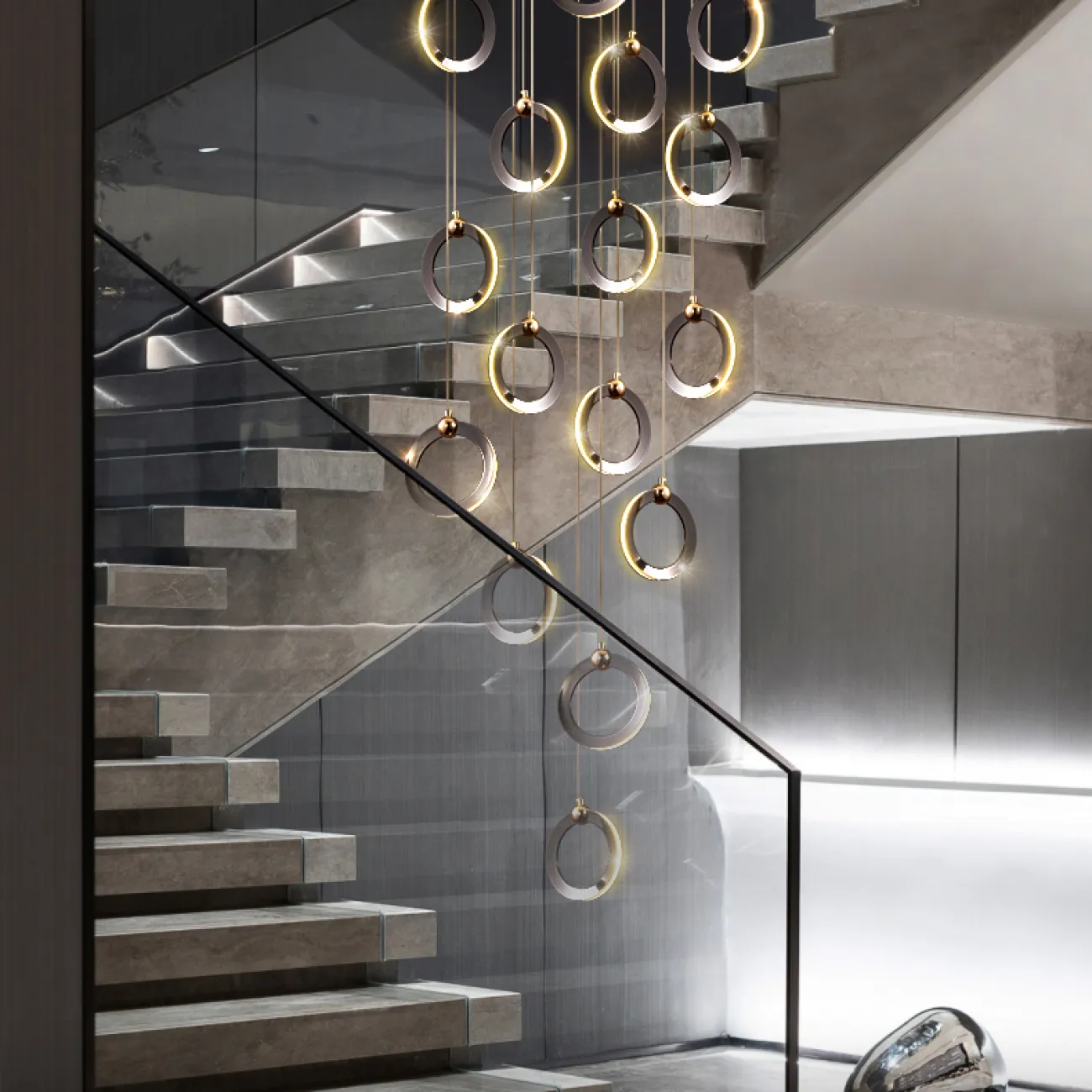 Готовая комбинация подвесных светильников с кольцевидными плафонами с белыми матовыми LED-панелями по внешнему контуру корпуса KARI L16 Brown