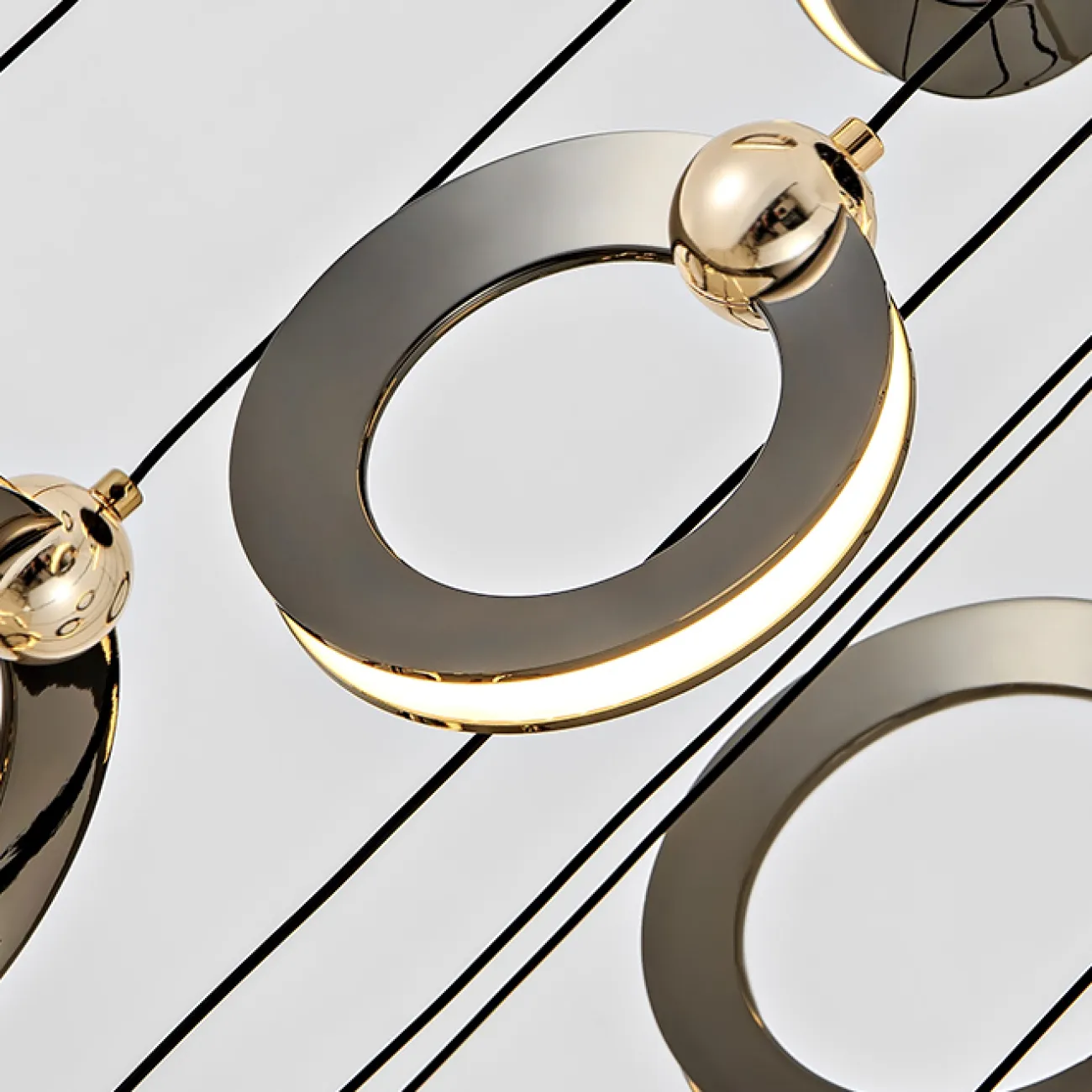 Готовая комбинация подвесных светильников с кольцевидными плафонами с белыми матовыми LED-панелями по внешнему контуру корпуса KARI L16 Brown