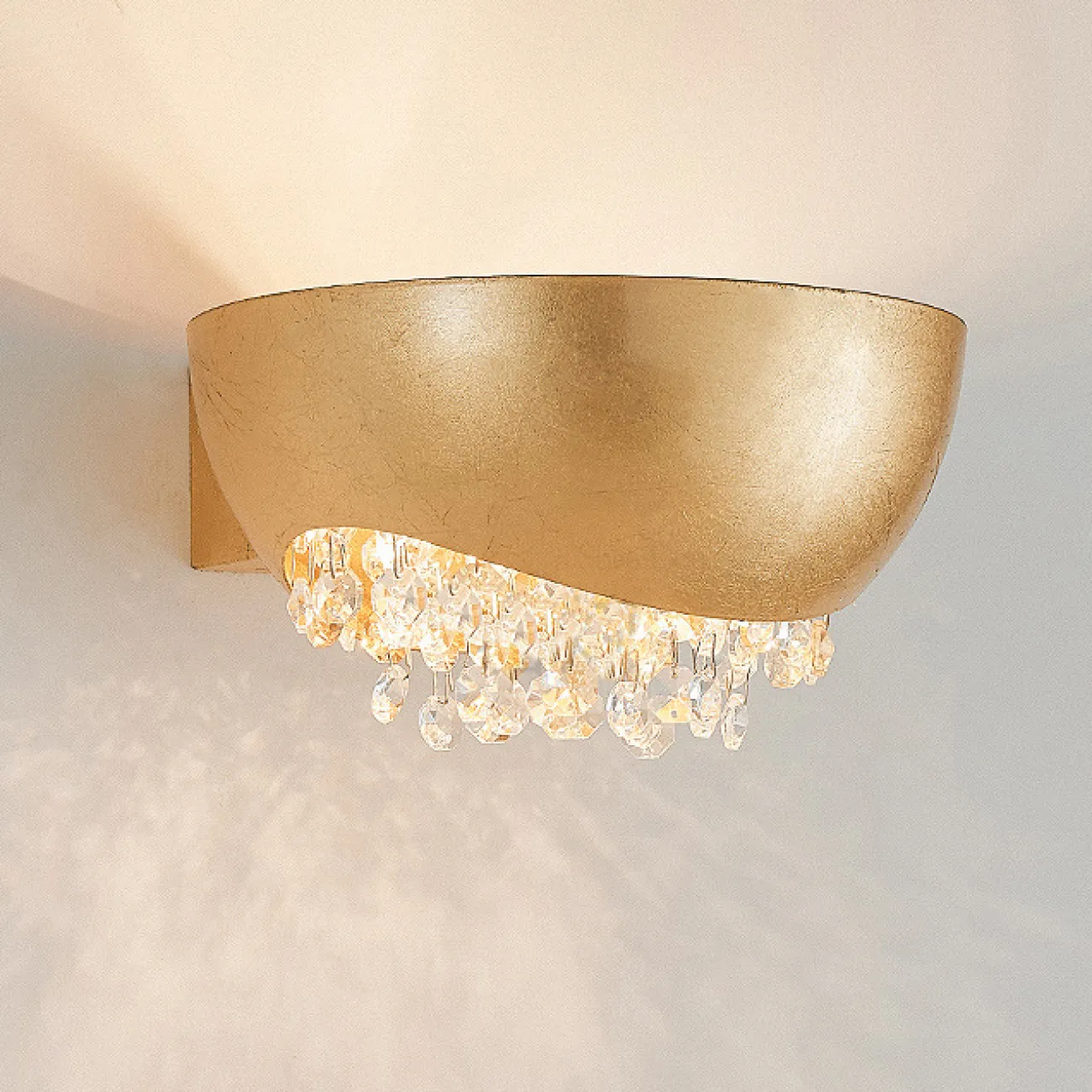 Настенный светодиодный светильник с хрустальными подвесками на основании в форме чаши с имитацией сусального золота ROALD