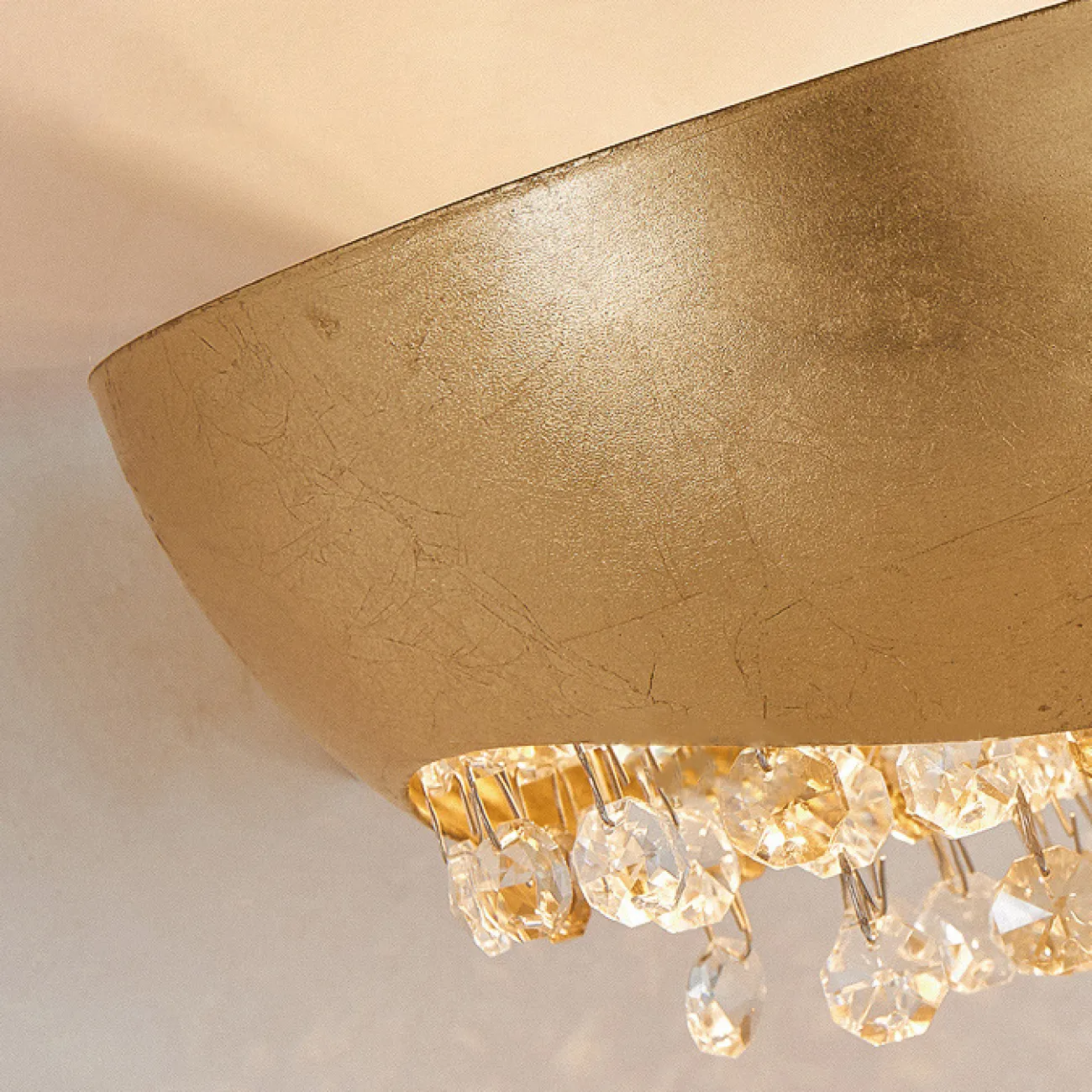 Настенный светодиодный светильник с хрустальными подвесками на основании в форме чаши с имитацией сусального золота ROALD