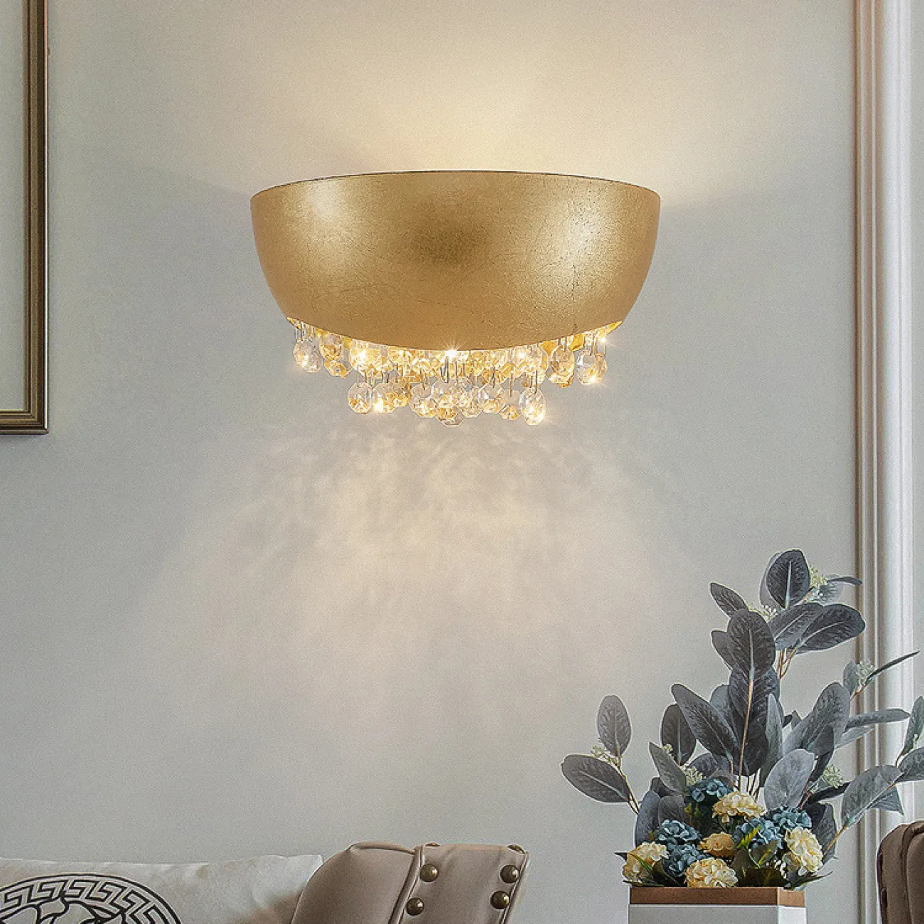 Настенный светодиодный светильник с хрустальными подвесками на основании в форме чаши с имитацией сусального золота ROALD