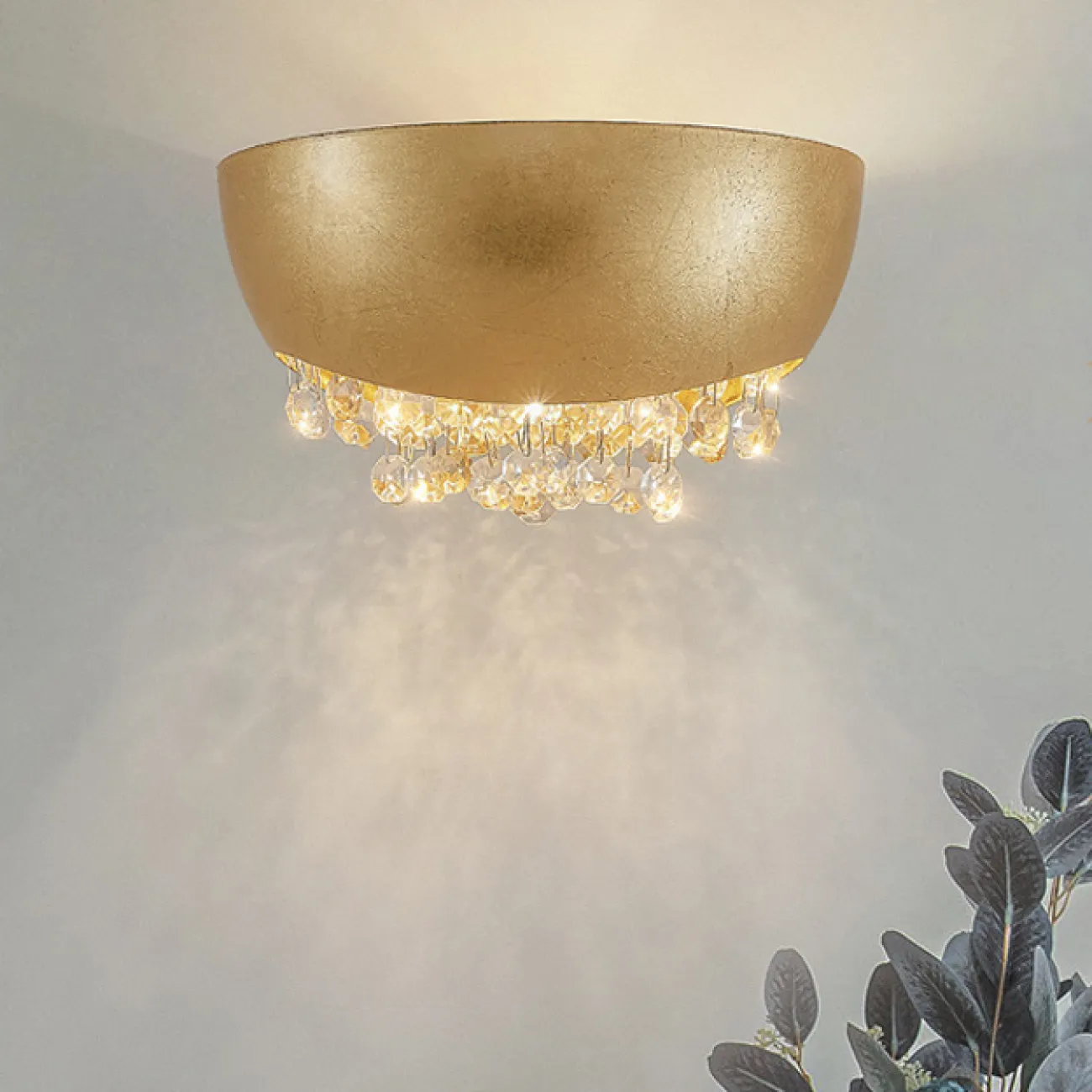 Настенный светодиодный светильник с хрустальными подвесками на основании в форме чаши с имитацией сусального золота ROALD