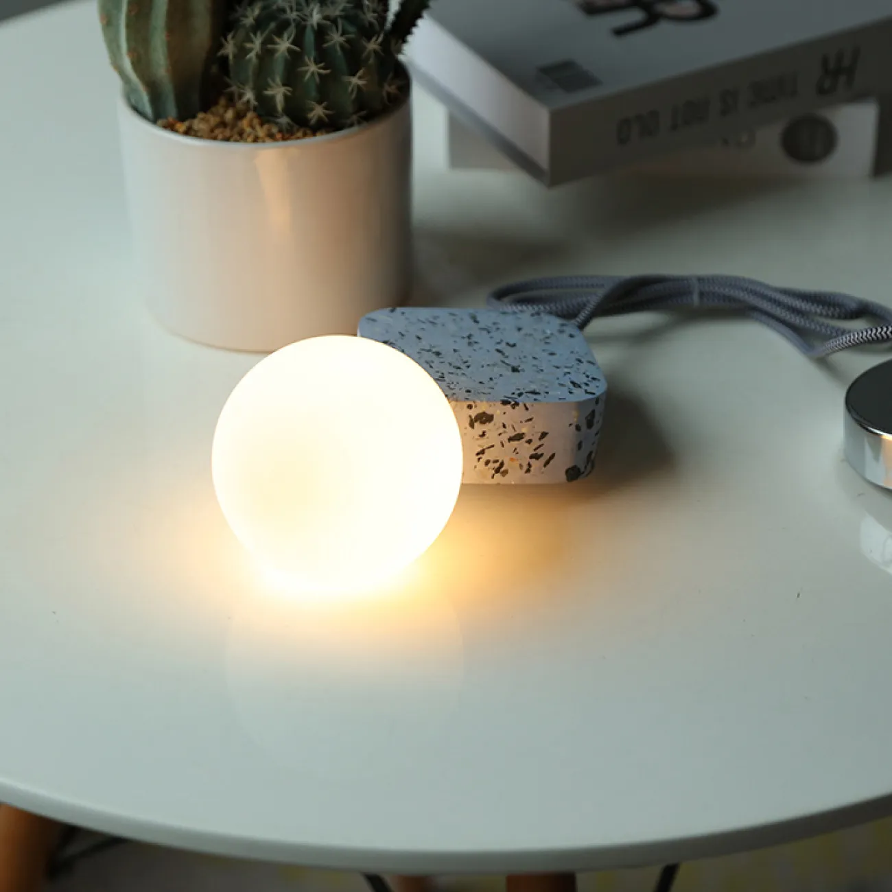 Готовая комбинация подвесных светильников с тремя шарообразными плафонами в мраморных держателях геометрической формы SPRITE TRIO Планка