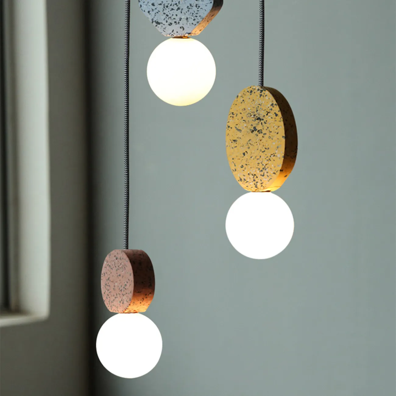 Готовая комбинация подвесных светильников с тремя шарообразными плафонами в мраморных держателях геометрической формы SPRITE TRIO Планка