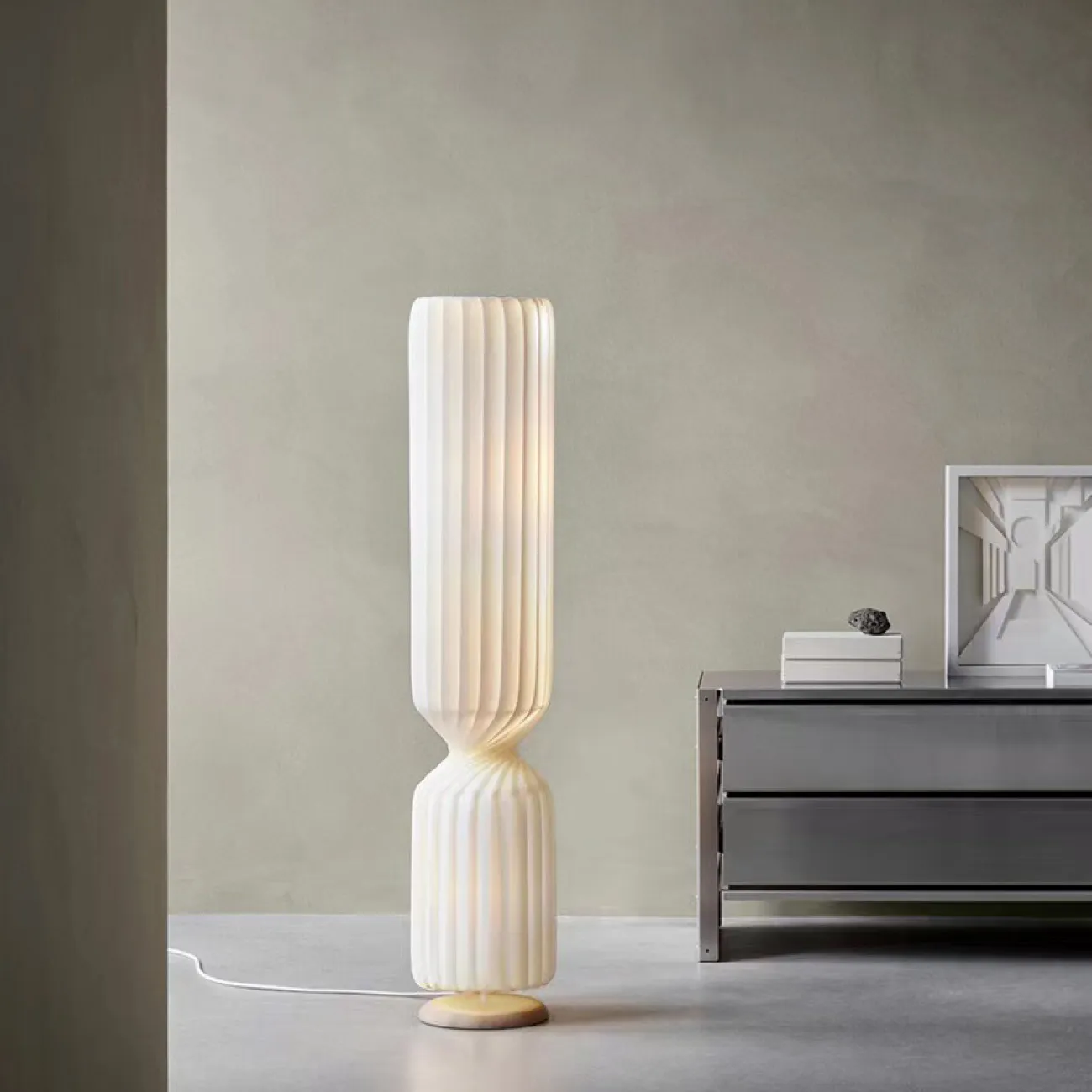 Серия напольных светильников со скрученными рельефными абажурами цилиндрической формы TAISTO FL H107