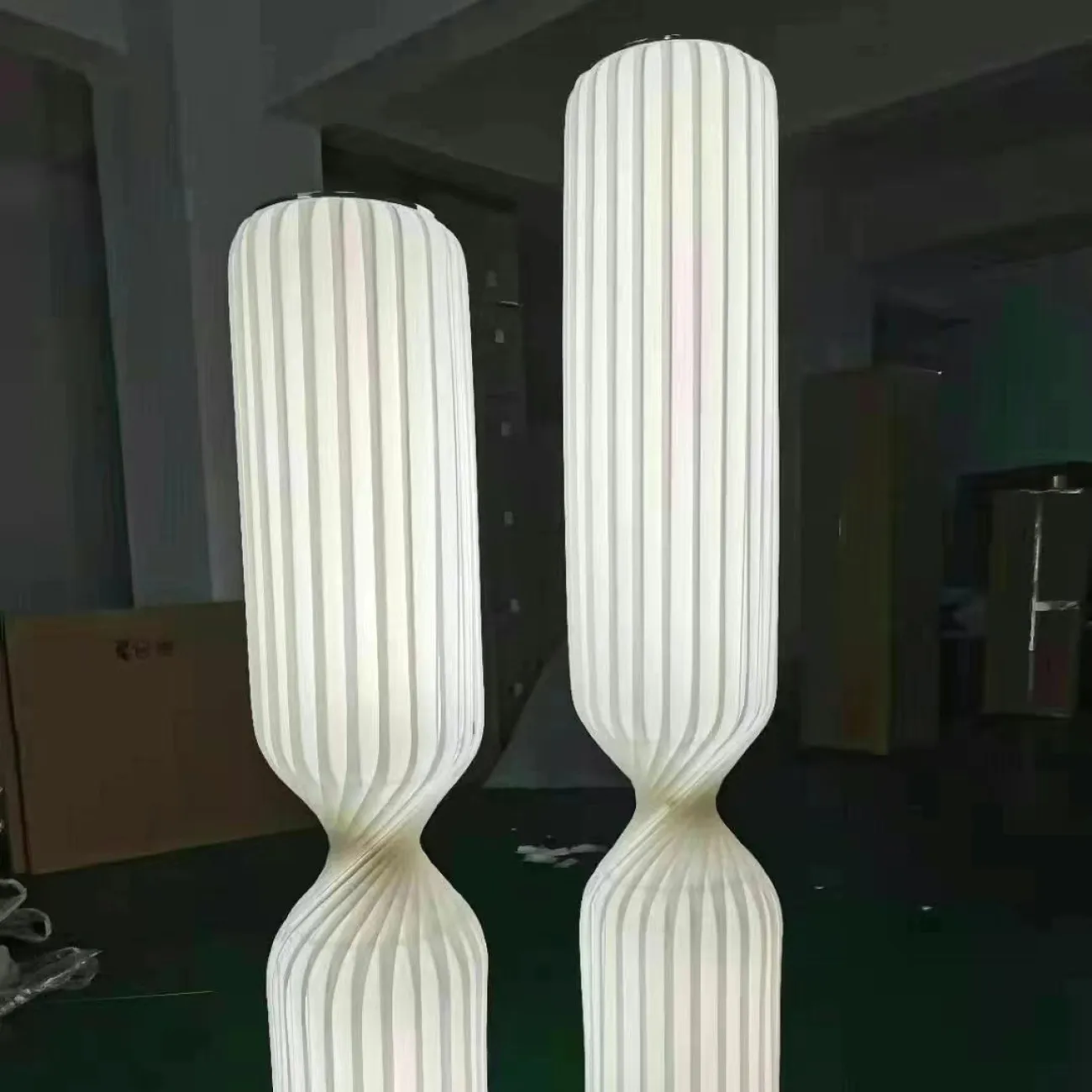 Серия напольных светильников со скрученными рельефными абажурами цилиндрической формы TAISTO FL H107