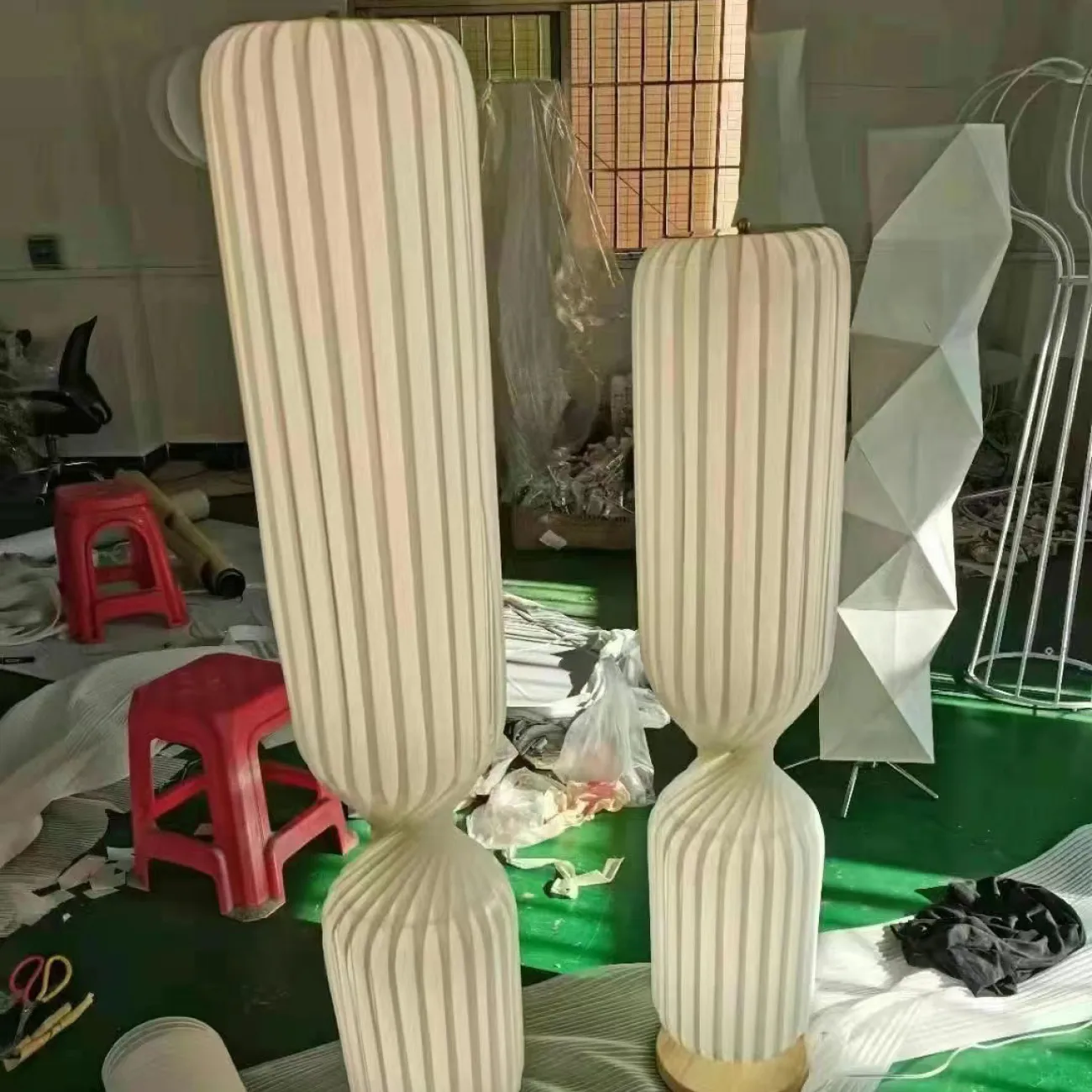 Серия напольных светильников со скрученными рельефными абажурами цилиндрической формы TAISTO FL H107