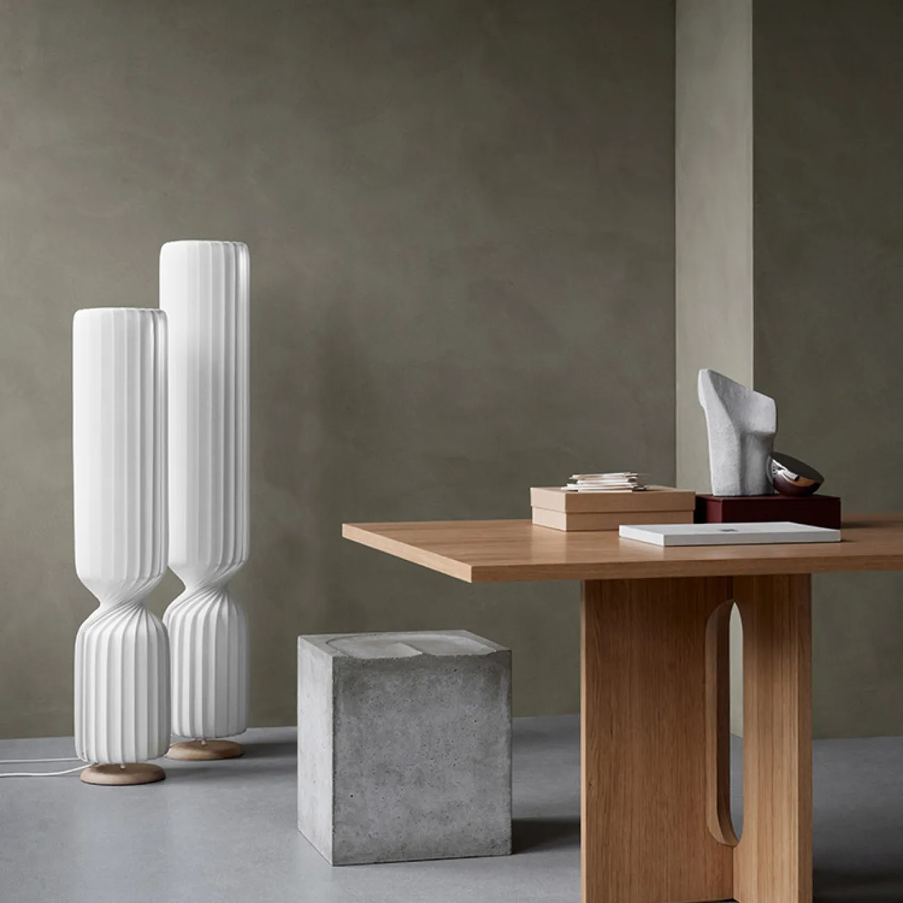 Серия напольных светильников со скрученными рельефными абажурами цилиндрической формы TAISTO FL H107