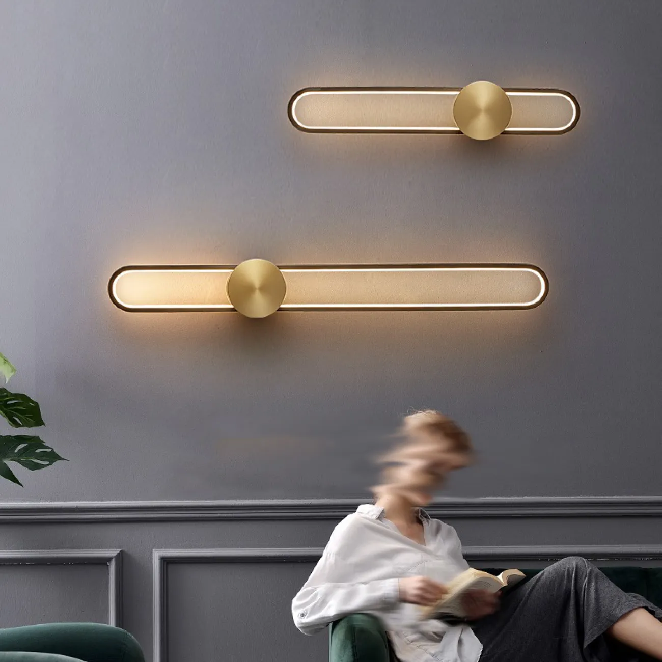 Серия настенных светодиодных светильников с латунным диском на вытянутом закольцованном корпусе HEIDY L H90 Brass Black