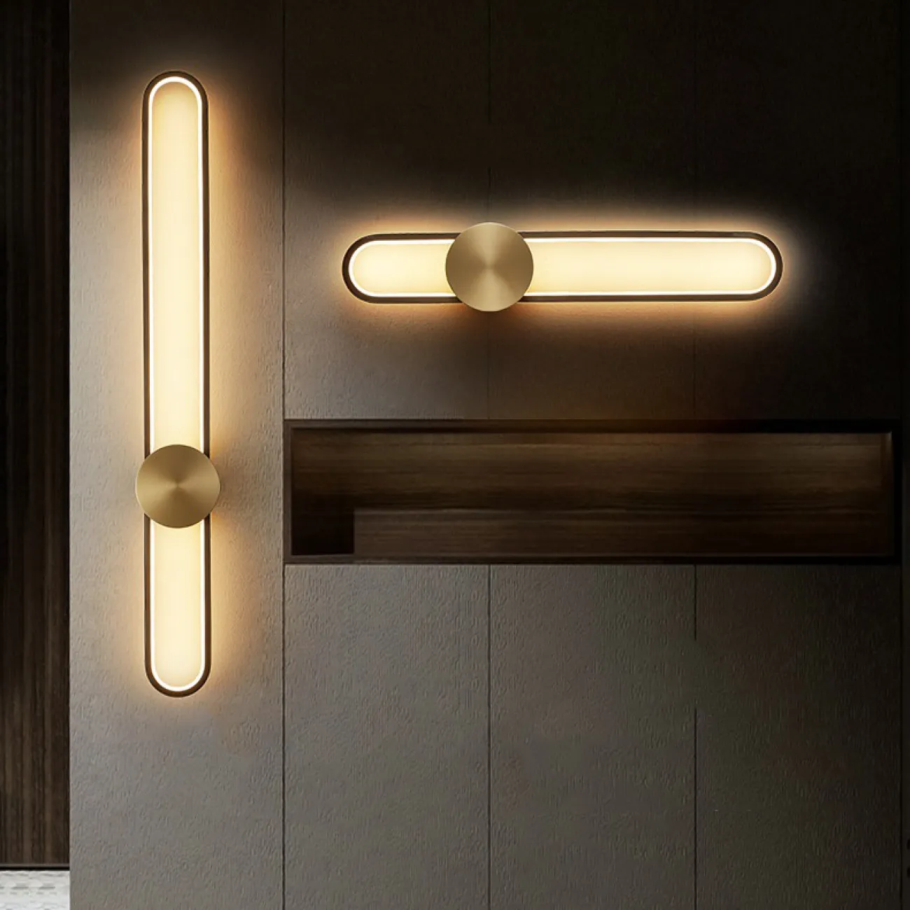 Серия настенных светодиодных светильников с латунным диском на вытянутом закольцованном корпусе HEIDY L H90 Brass Black