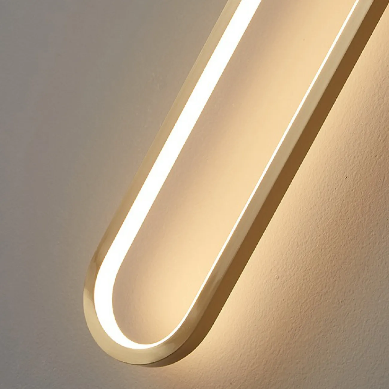 Серия настенных светодиодных светильников с латунным диском на вытянутом закольцованном корпусе HEIDY L H90 Brass Black