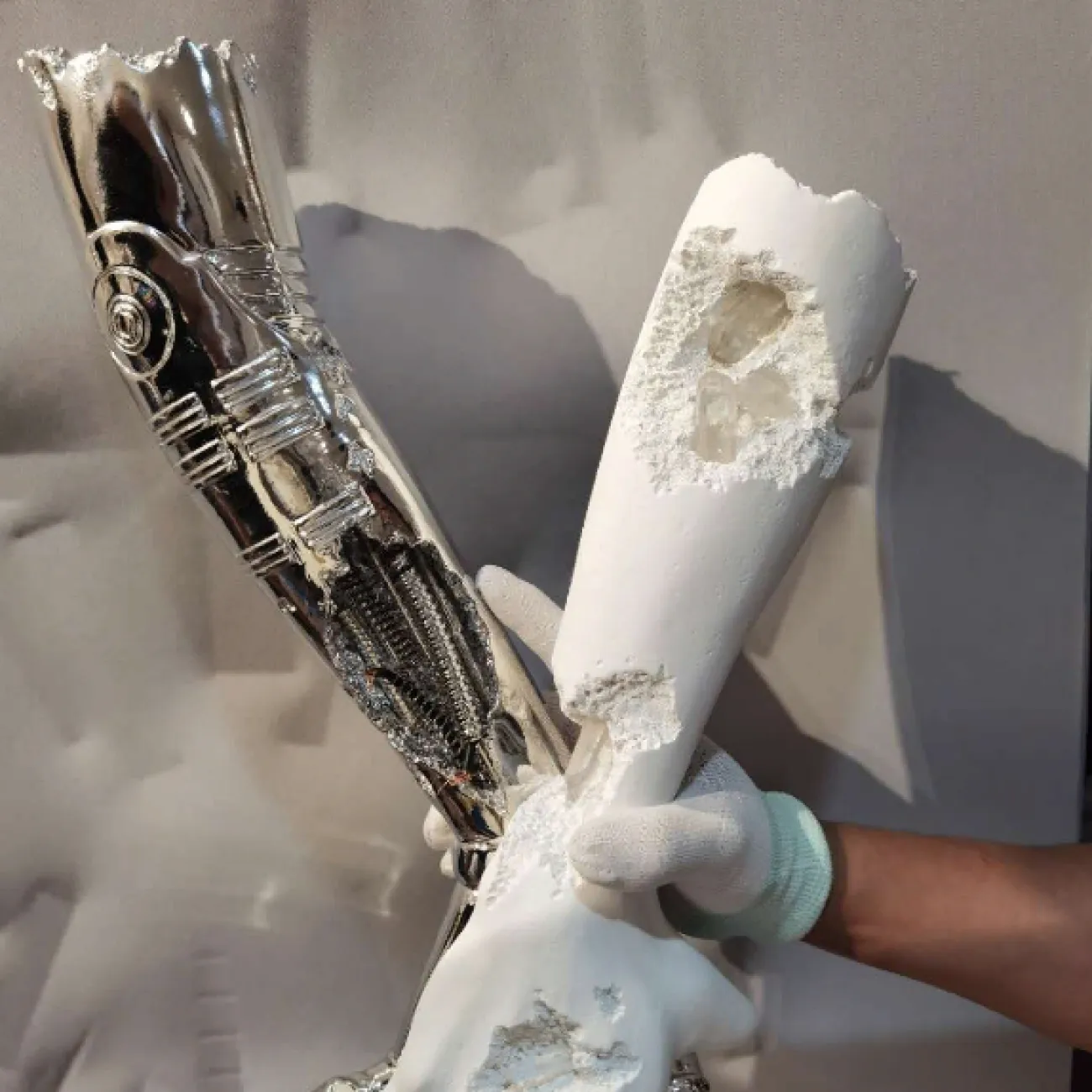 Настенное украшение в виде рук Erosion