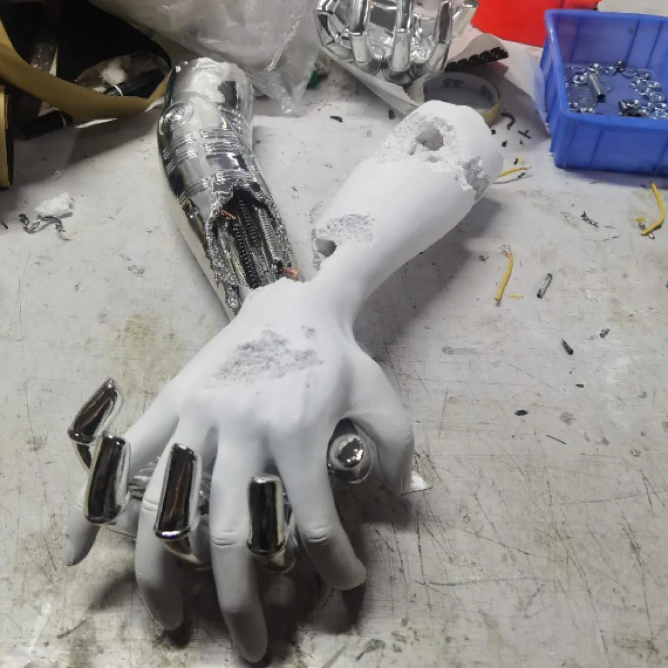 Настенное украшение в виде рук Erosion