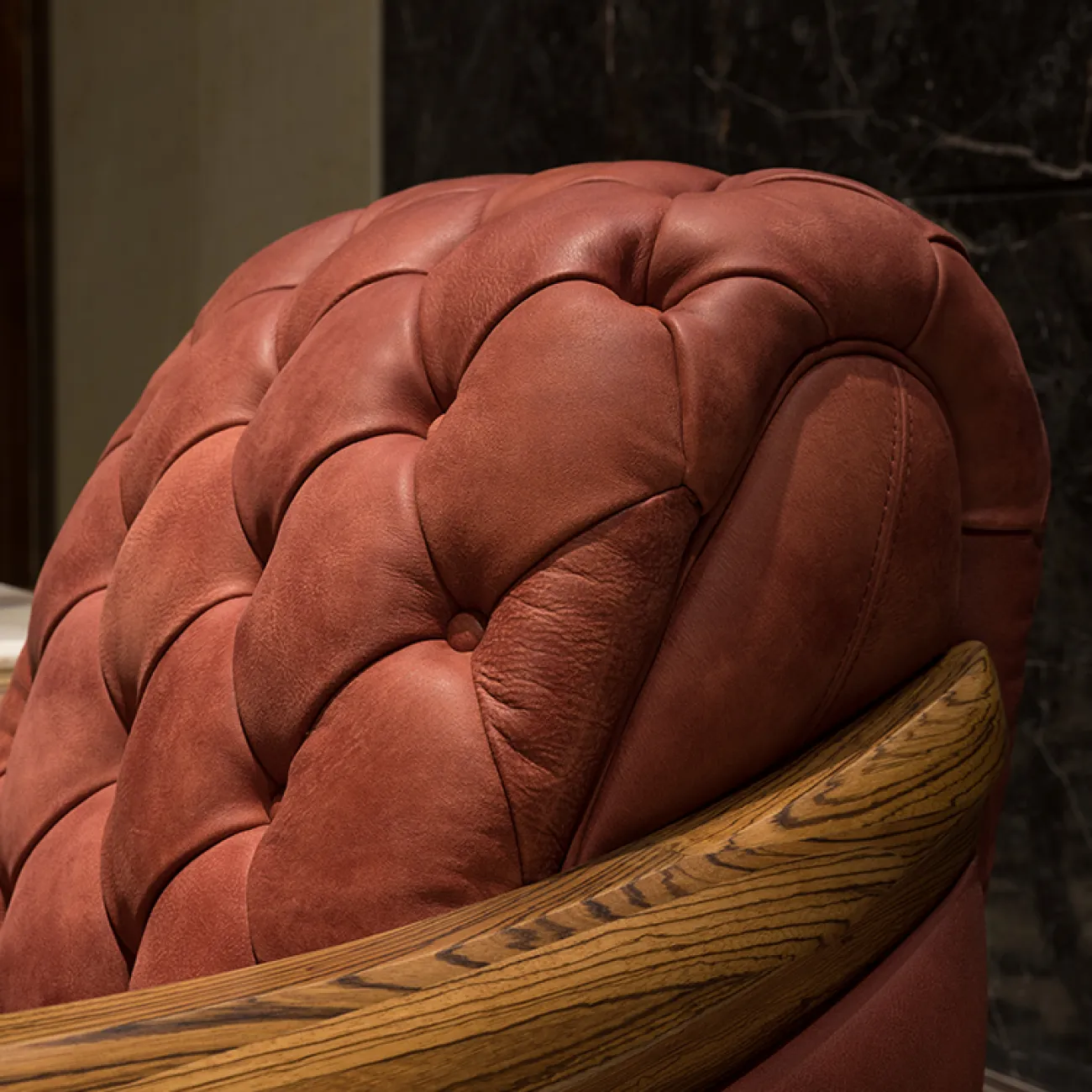Роскошное кожаное кресло из массива дерева KASKOM 37299-29