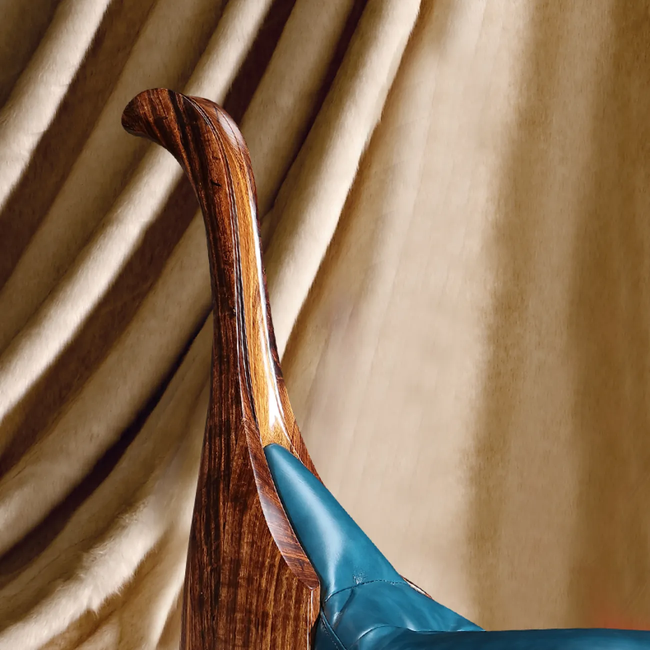 Кожаное кресло для отдыха из массива дерева KASKOM 37301-29