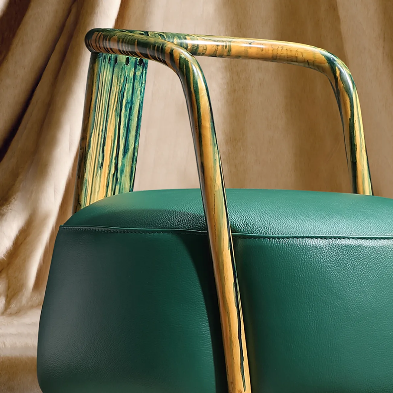 Итальянское кожаное кресло для отдыха с оригинальным дизайном KASKOM 37302-29