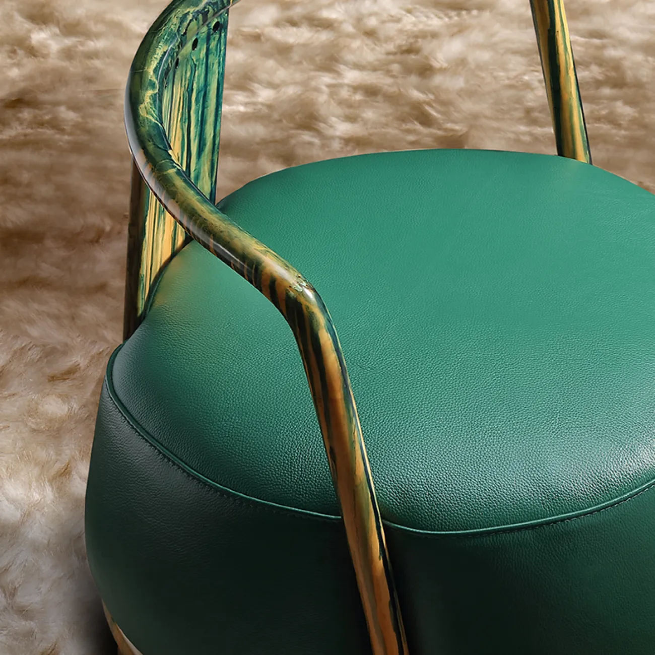 Итальянское кожаное кресло для отдыха с оригинальным дизайном KASKOM 37302-29