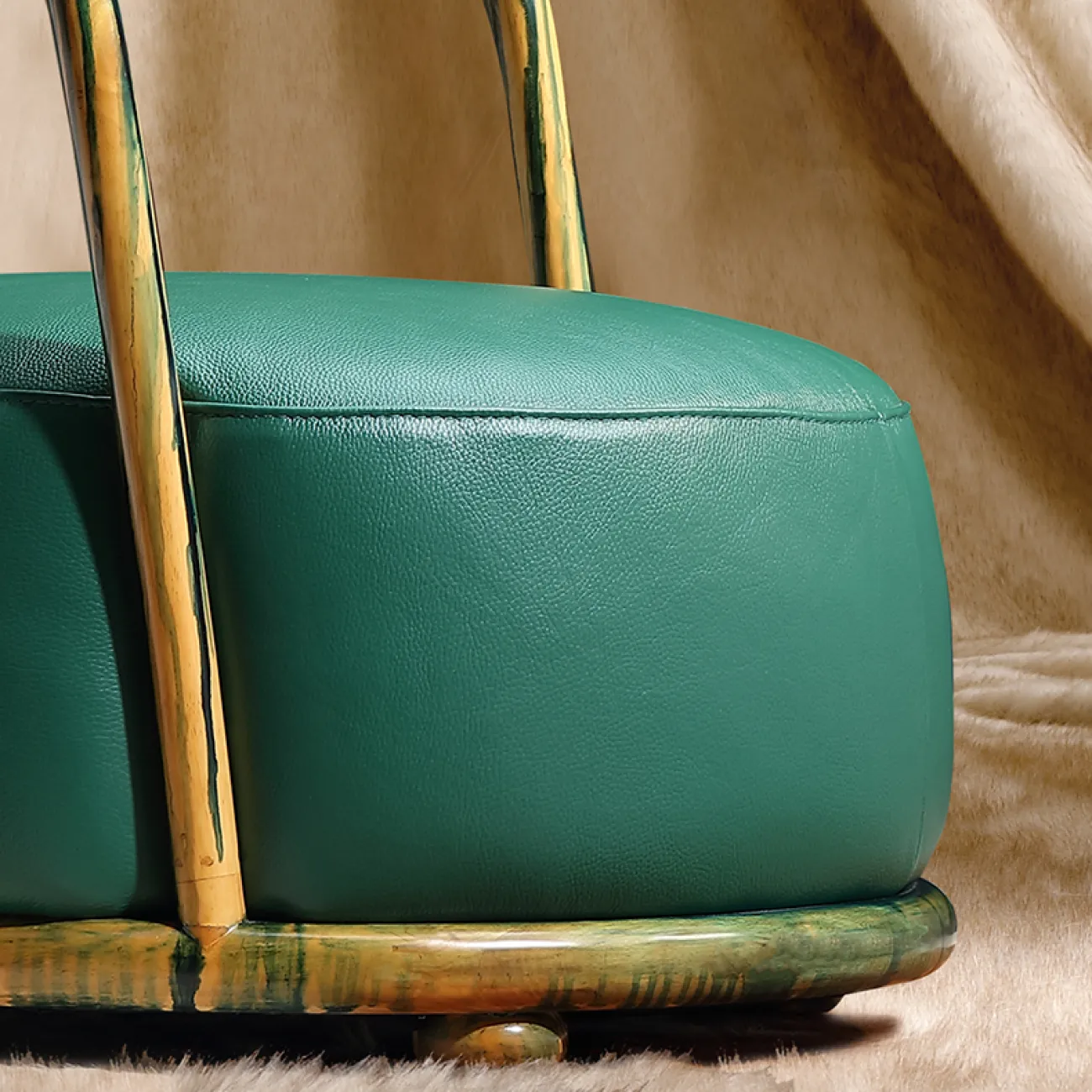 Итальянское кожаное кресло для отдыха с оригинальным дизайном KASKOM 37302-29