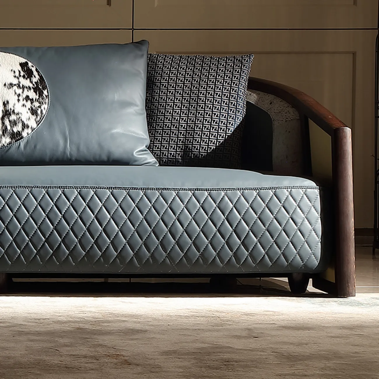  Кожаный диван из массива дерева KASKOM 37303-29