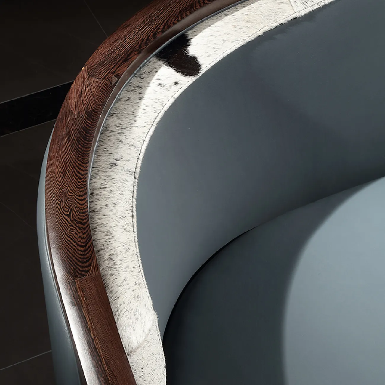  Кожаный диван из массива дерева KASKOM 37303-29