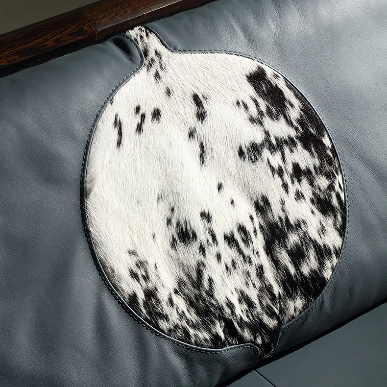  Кожаный диван из массива дерева KASKOM 37303-29