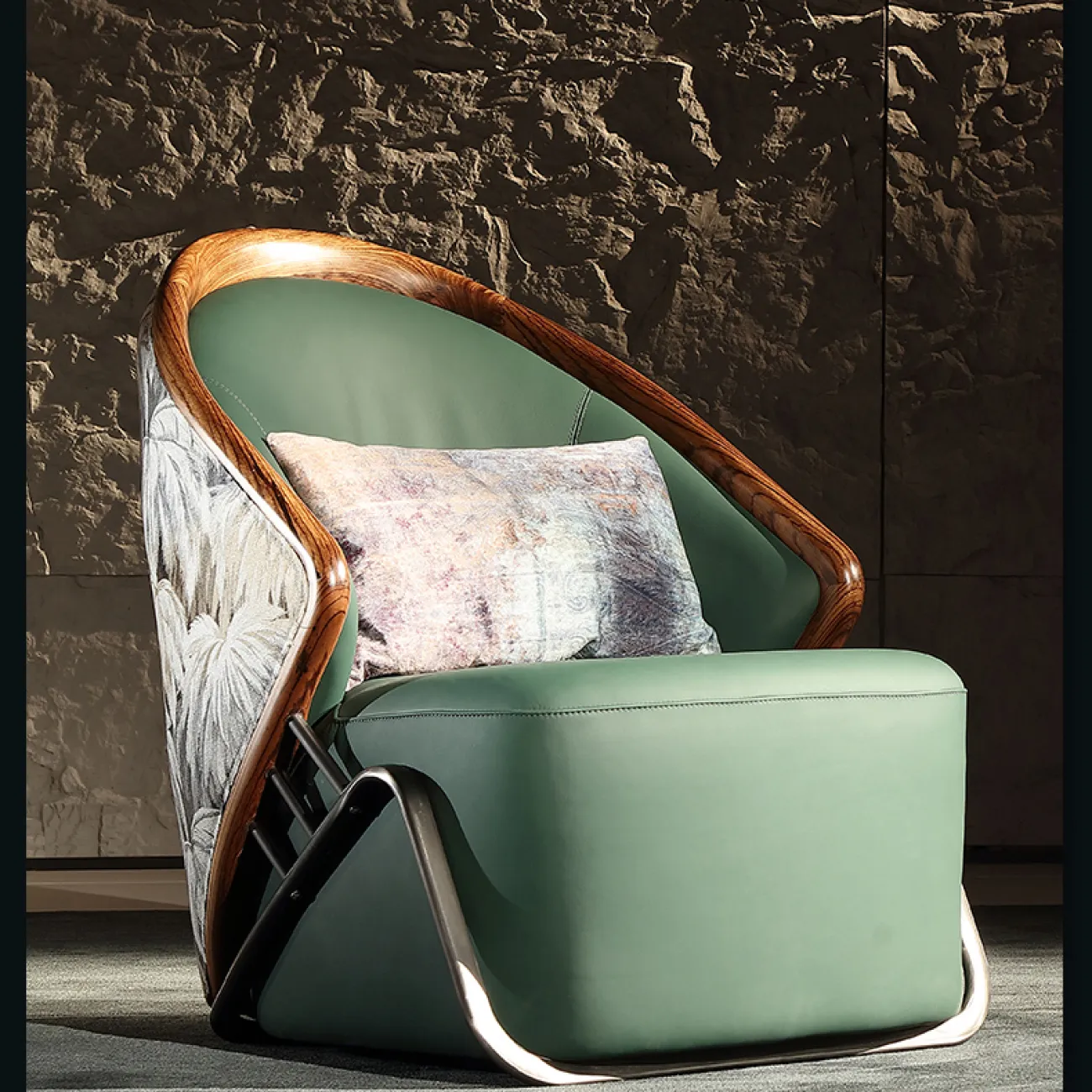 Оригинальное кожаное кресло для отдыха из цельного дерева KASKOM 37306-29