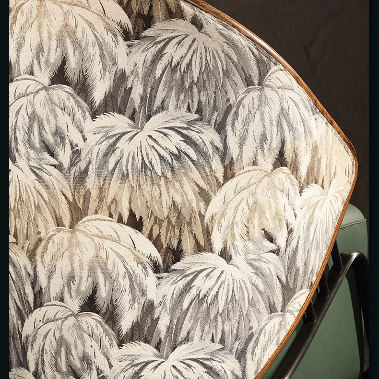 Оригинальное кожаное кресло для отдыха из цельного дерева KASKOM 37306-29