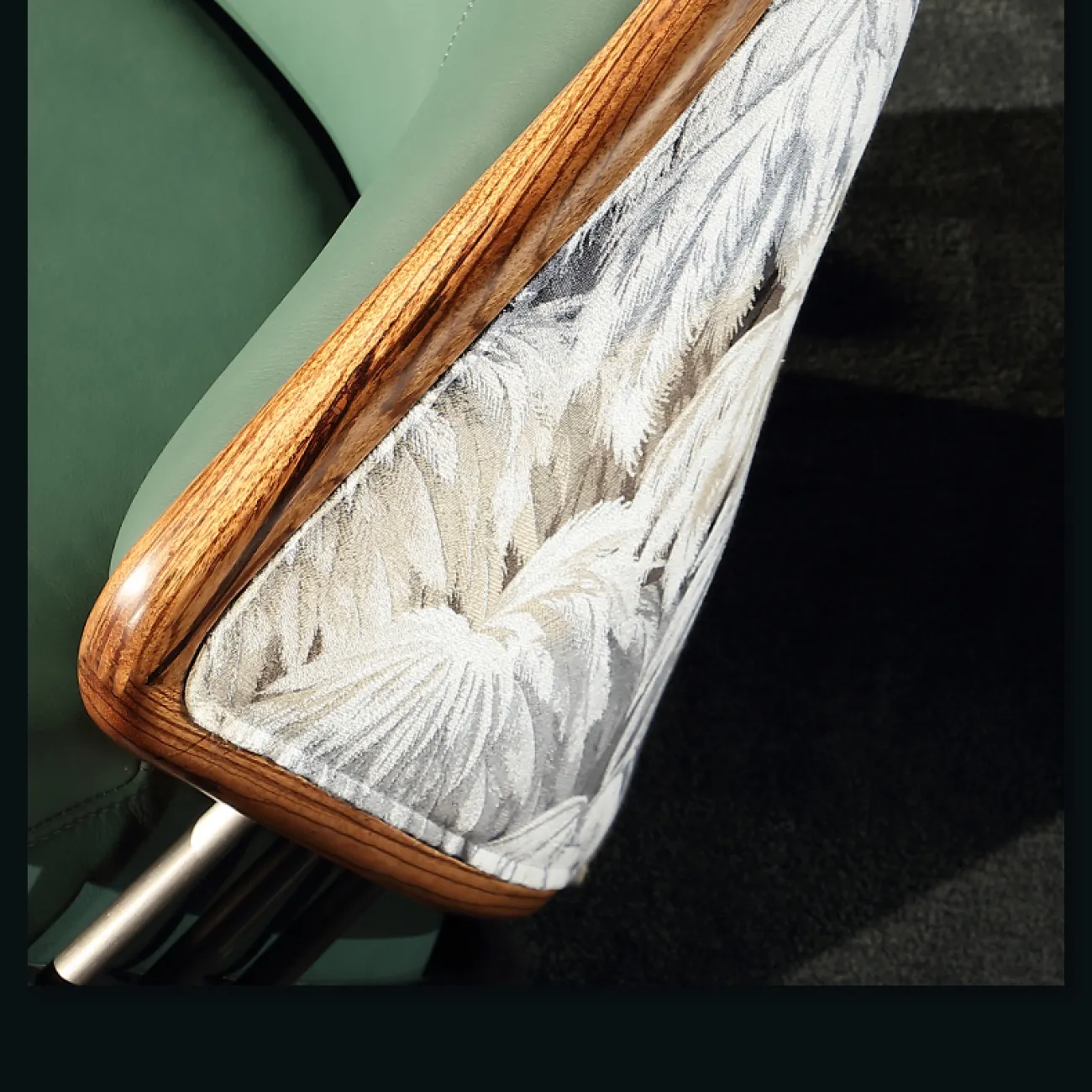 Оригинальное кожаное кресло для отдыха из цельного дерева KASKOM 37306-29