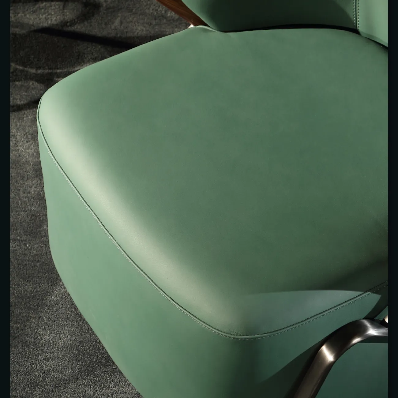 Оригинальное кожаное кресло для отдыха из цельного дерева KASKOM 37306-29