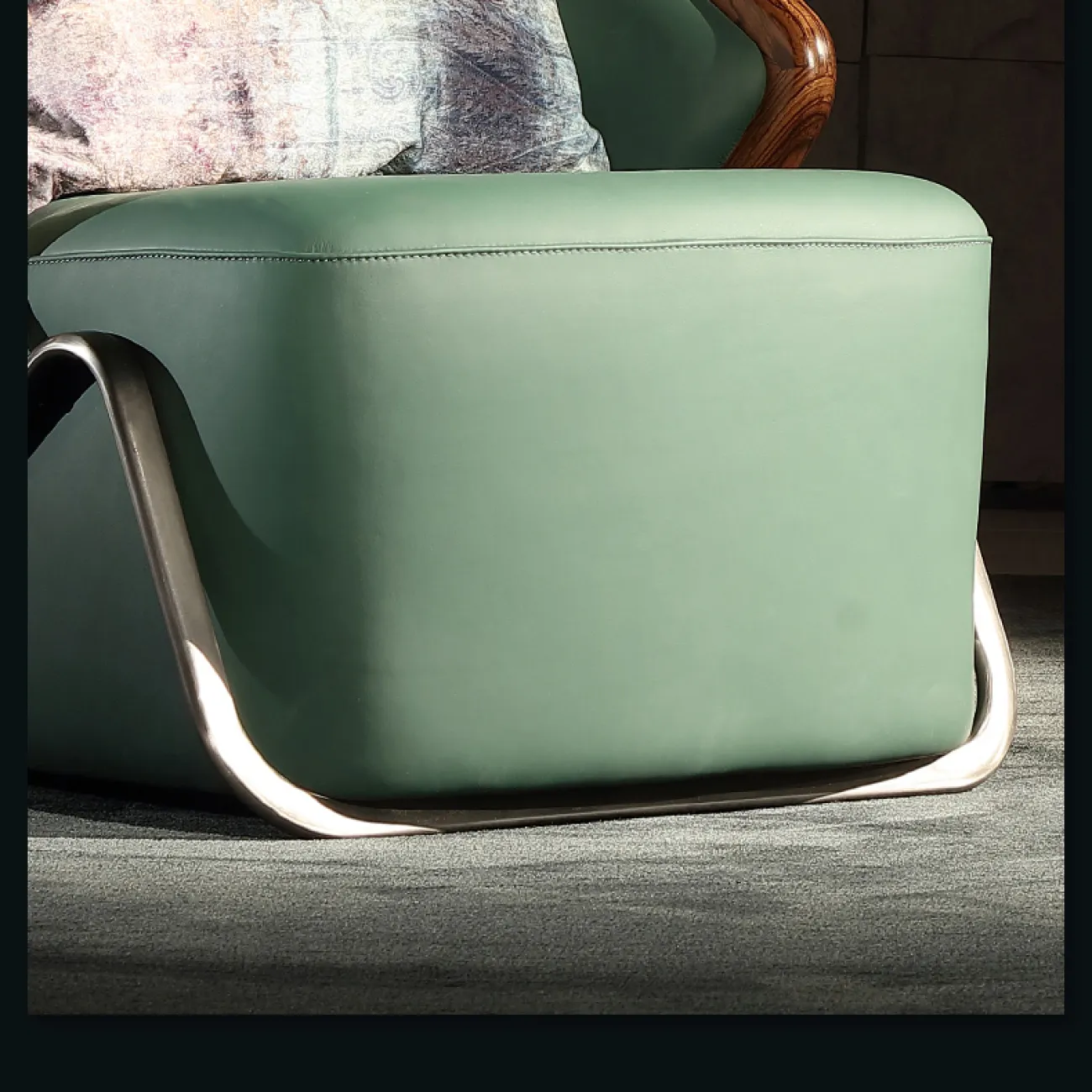 Оригинальное кожаное кресло для отдыха из цельного дерева KASKOM 37306-29