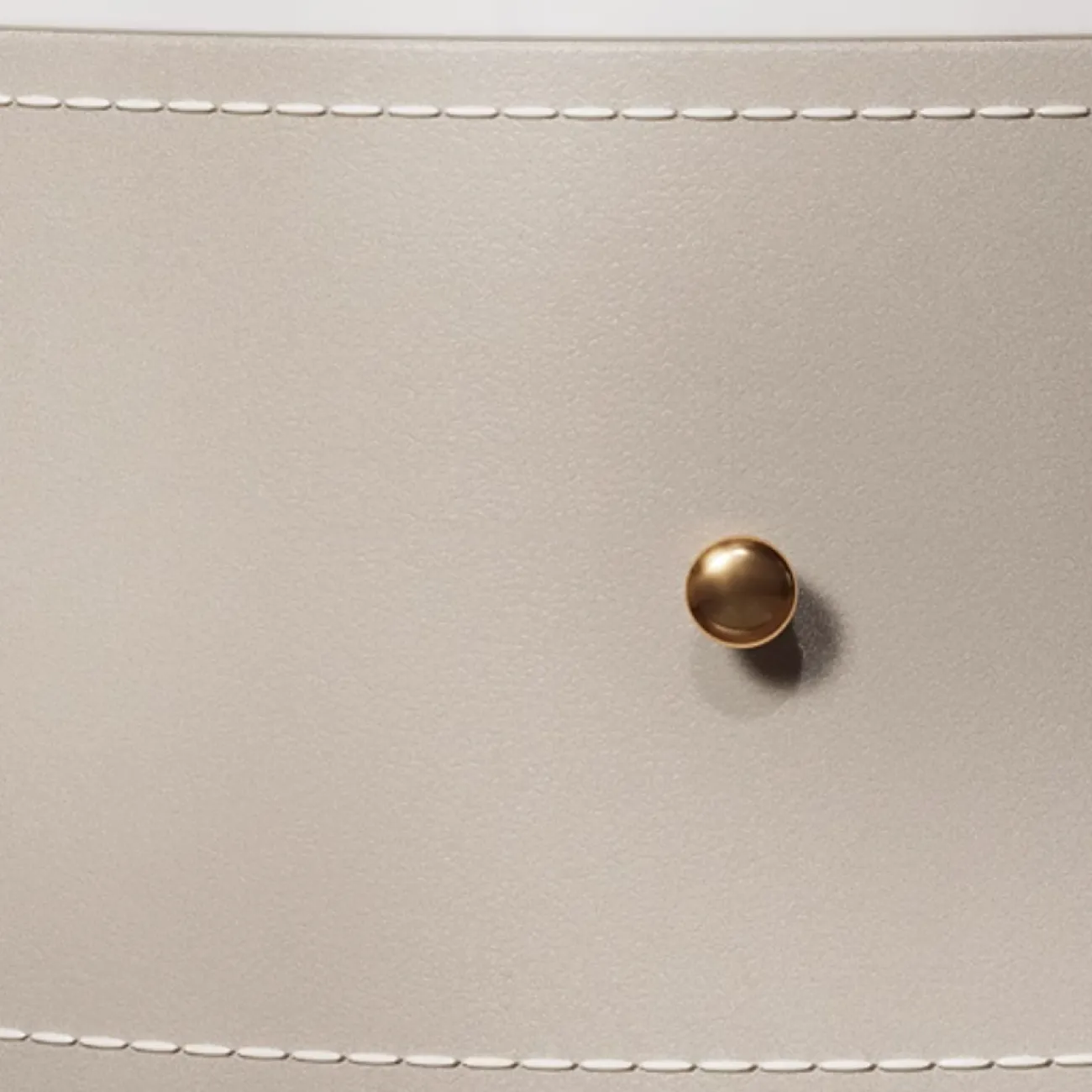 Кожаный прикроватный столик в стиле седла из массива KBOOS 35676-29 Кожаный прикроватный столик в стиле седла из массива KBOOS 35676-29