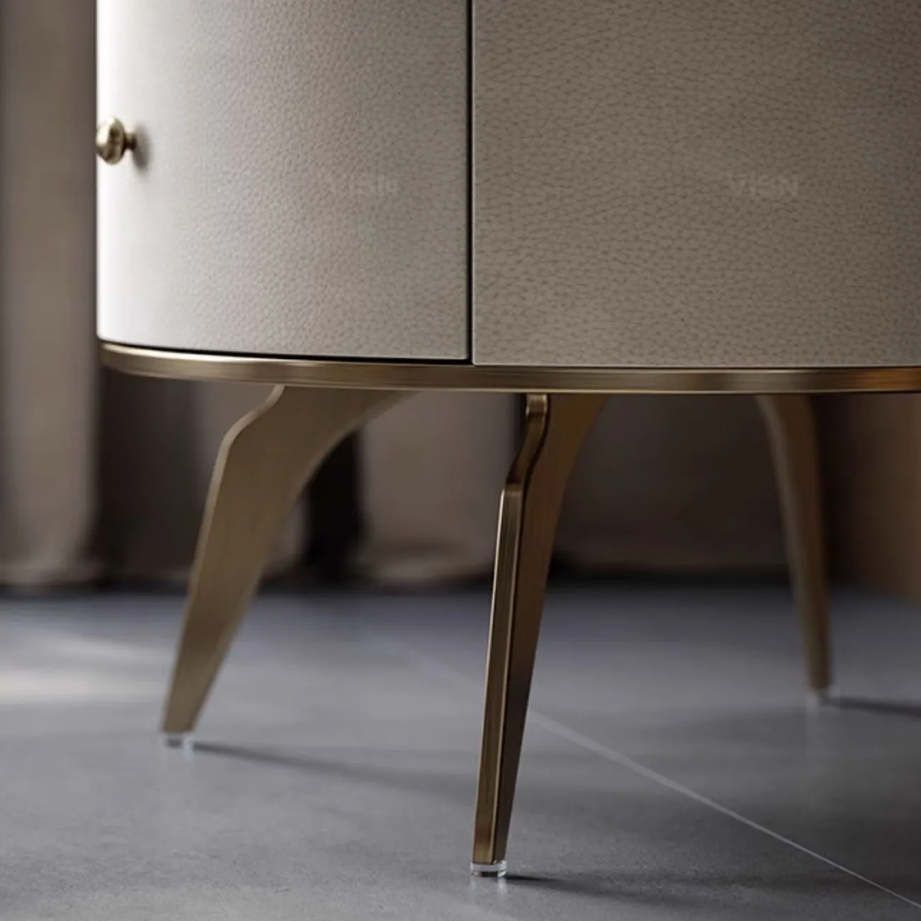 Роскошный прикроватный столик из массива дерева LUXURY VISN 35838-29 Роскошный прикроватный столик из массива дерева LUXURY VISN 35838-29