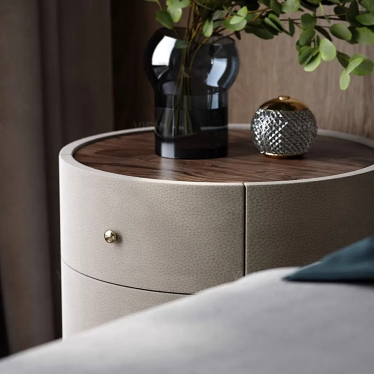 Роскошный прикроватный столик из массива дерева LUXURY VISN 35838-29 Роскошный прикроватный столик из массива дерева LUXURY VISN 35838-29