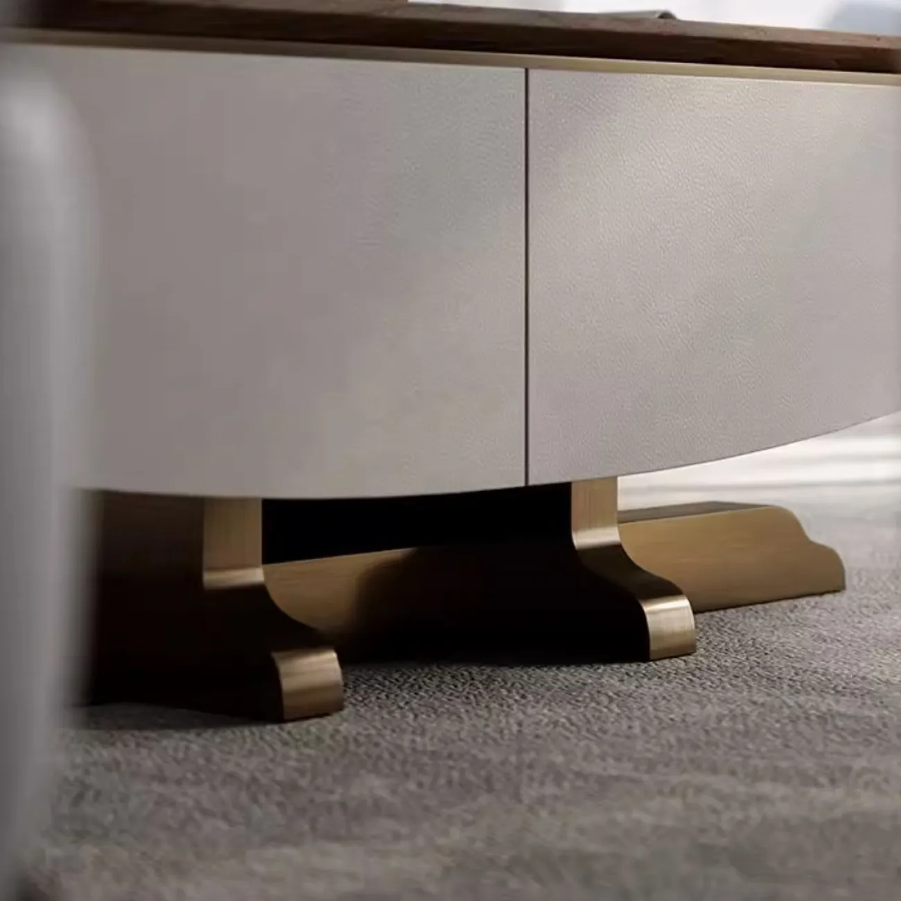 Роскошный журнальный столик из орехового дерева  LUXURY VISN 35845-29