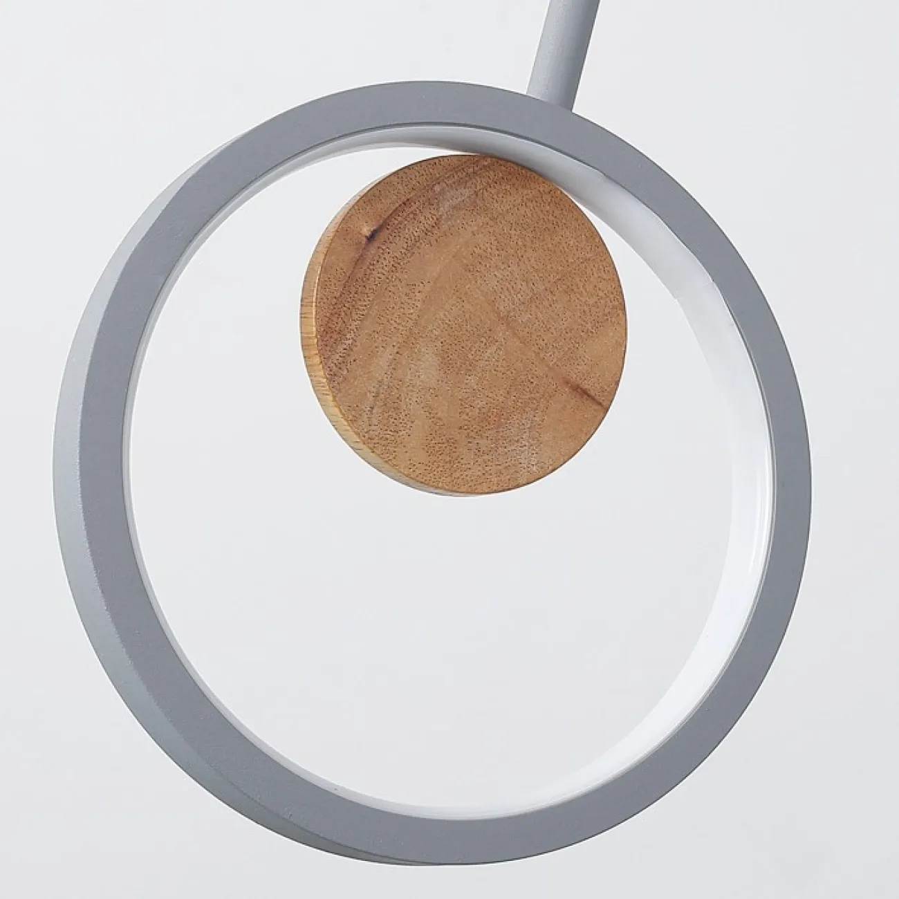 Светодиодный светильник на металлических штангах с декором из дерева MARCY