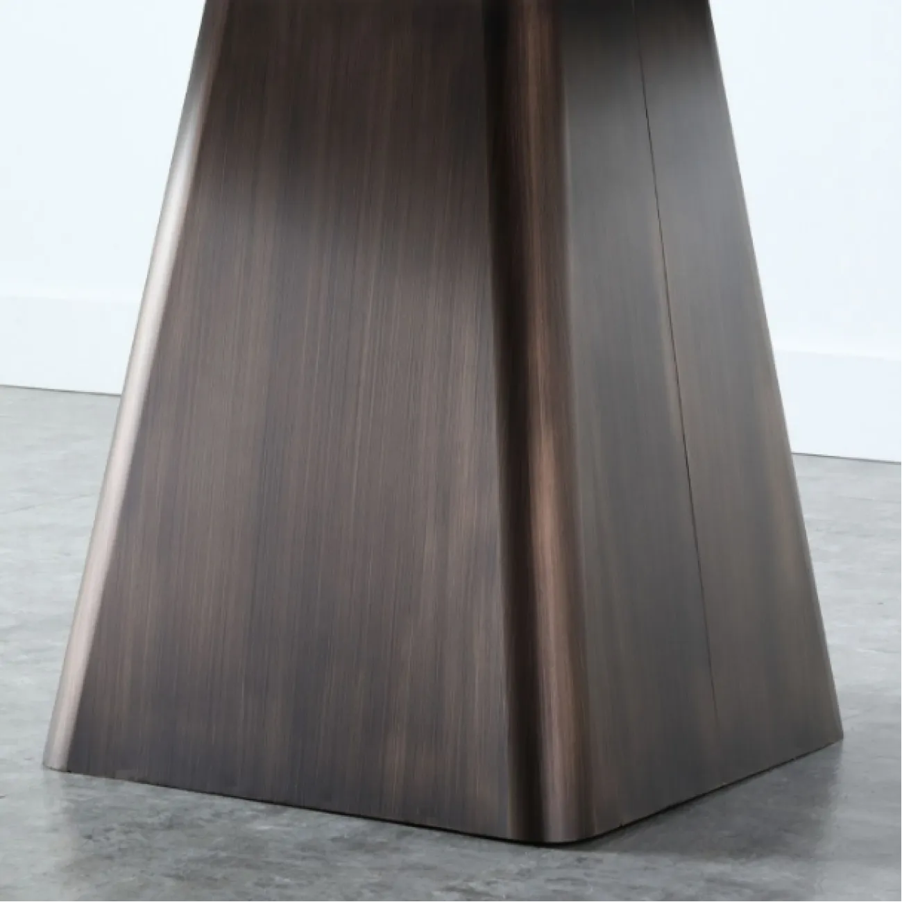 Минималистичный обеденный стол с поворотной частью в Современном стиле LaLume AR21256-23 Минималистичный обеденный стол с поворотной частью в Современном стиле LaLume AR21256-23