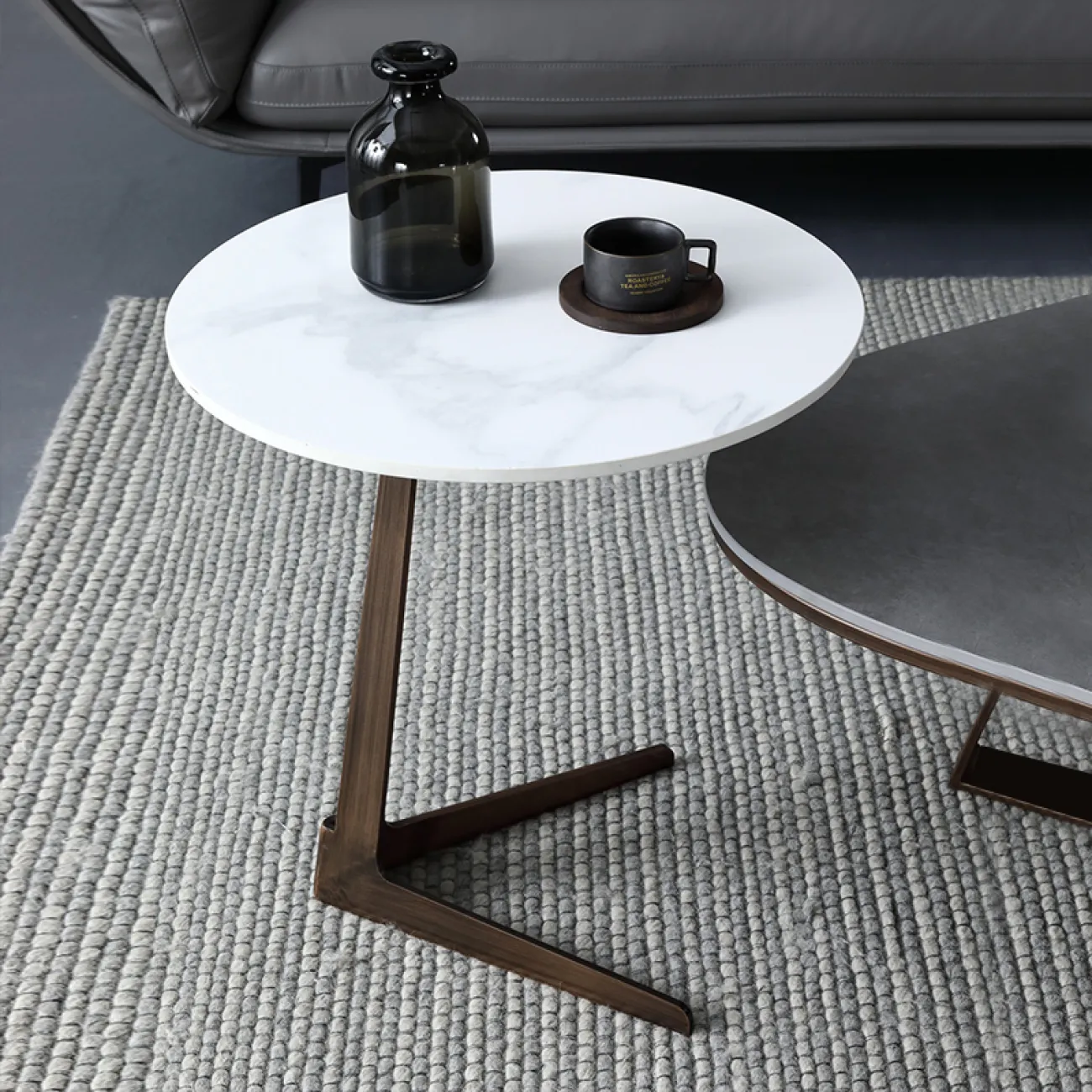 Минималистичный журнальный стол из мрамора в Итальянском стиле LaLume AR22314-23 Минималистичный журнальный стол из мрамора в Итальянском стиле LaLume AR22314-23