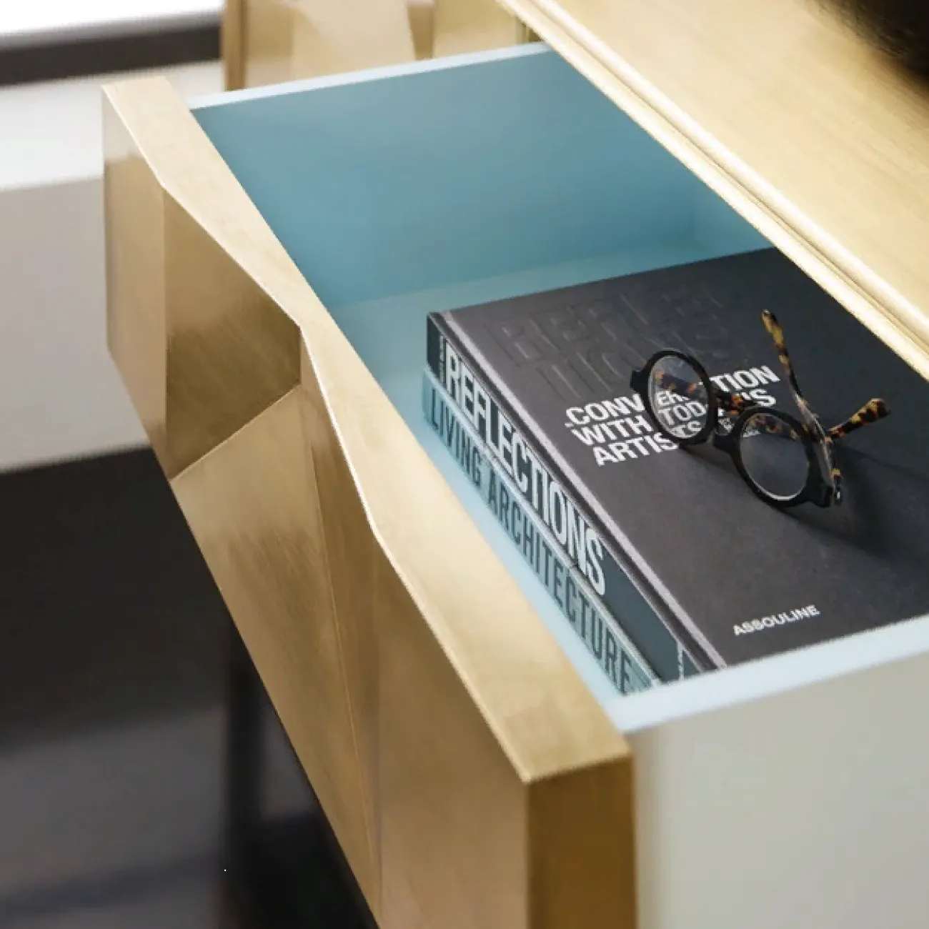 Декоративный шкаф Amiko Декоративный шкаф Amiko